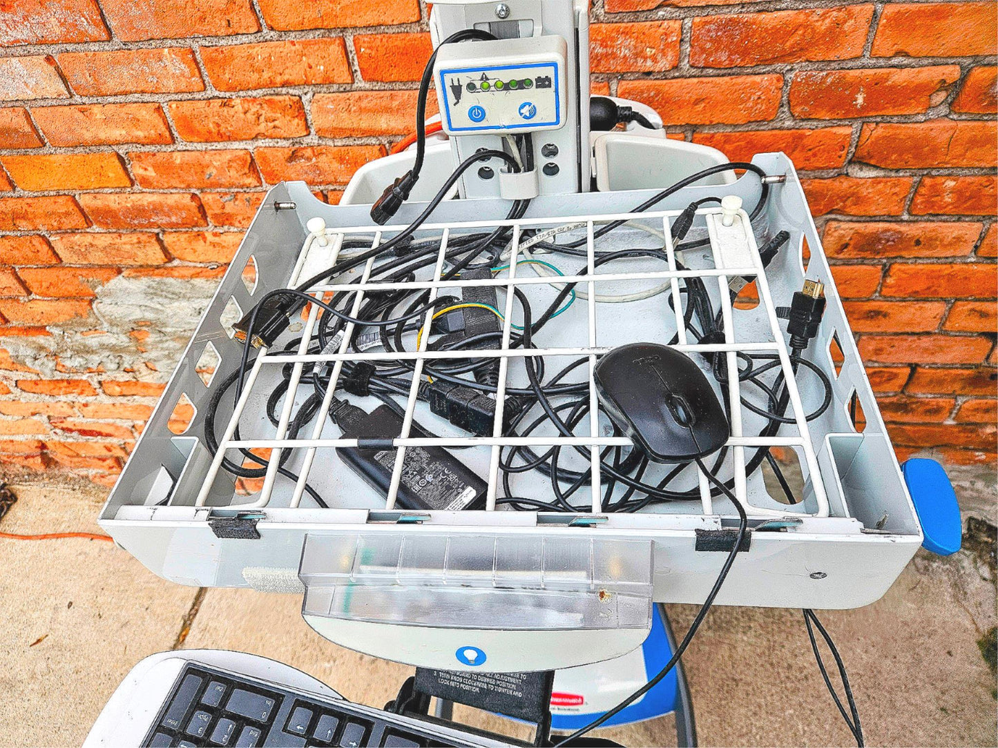 RUBBERMAID 1781127 ROLL STAND MEDICAL LAPTOP VARIABLE HEIGHT AC CART FREE SHIP