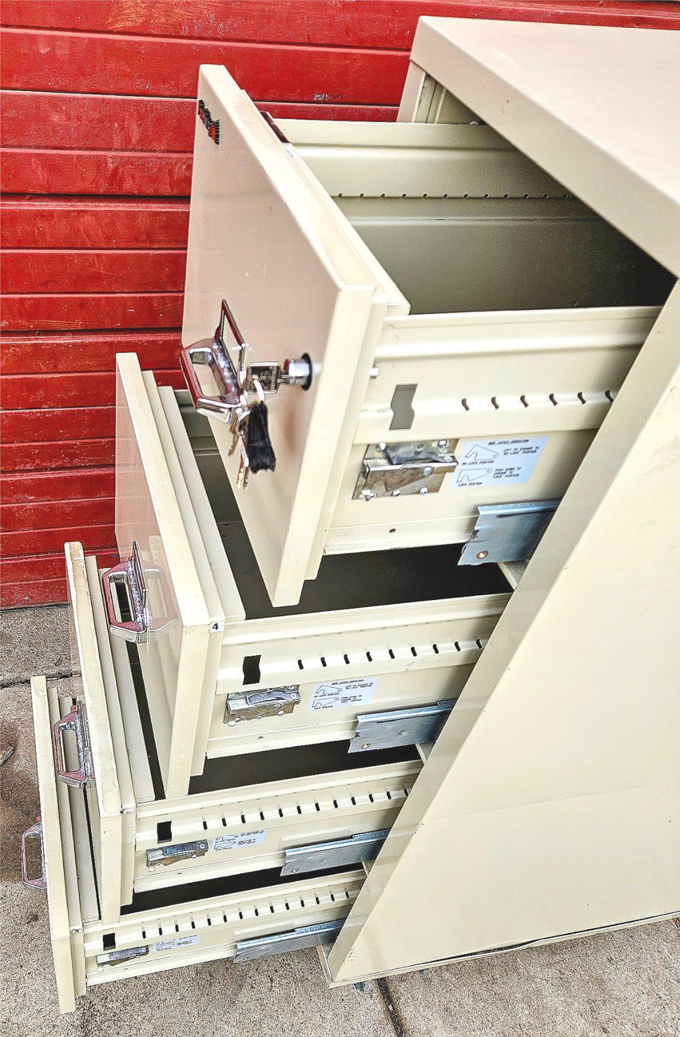 32"x22"x53" FIRE KING FIREPROOF R-3691 4 DRAWER FILE CABINET & KEYS WATCH VIDEO
