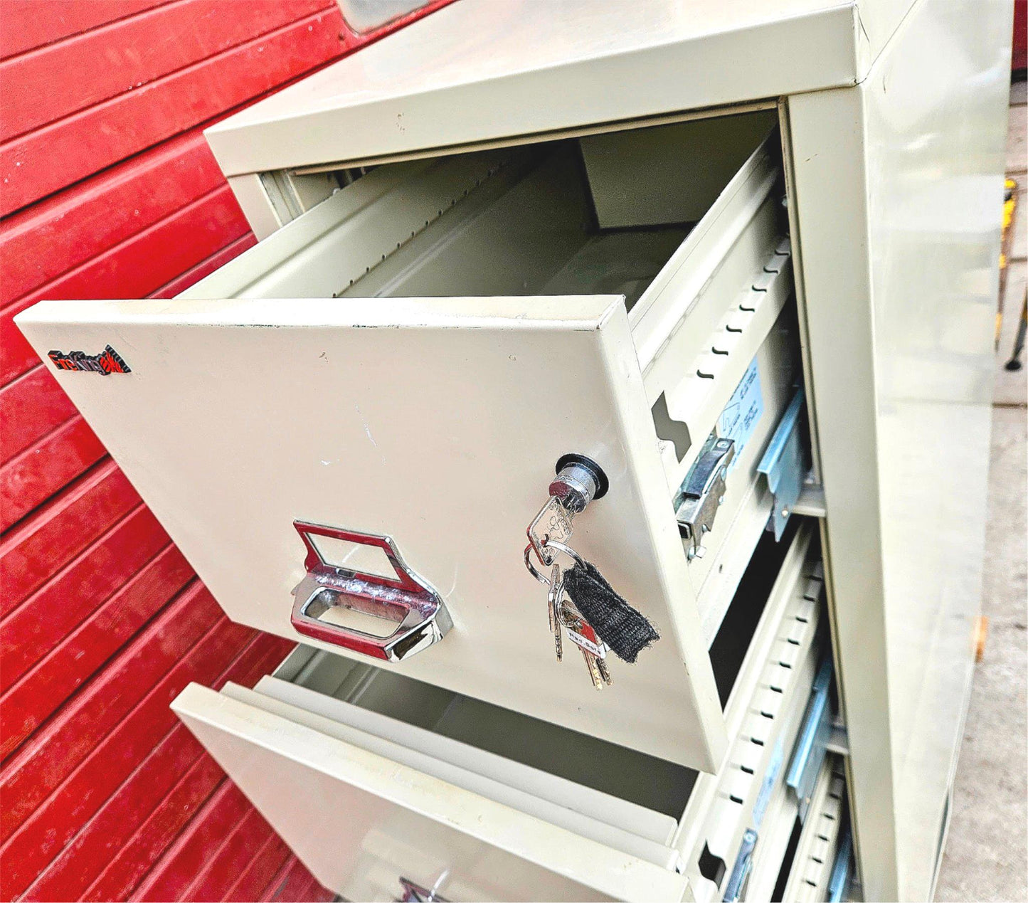 32"x22"x53" FIRE KING FIREPROOF R-3691 4 DRAWER FILE CABINET & KEYS WATCH VIDEO