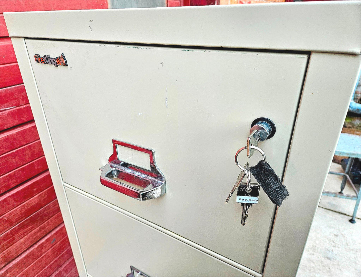 32"x22"x53" FIRE KING FIREPROOF R-3691 4 DRAWER FILE CABINET & KEYS WATCH VIDEO