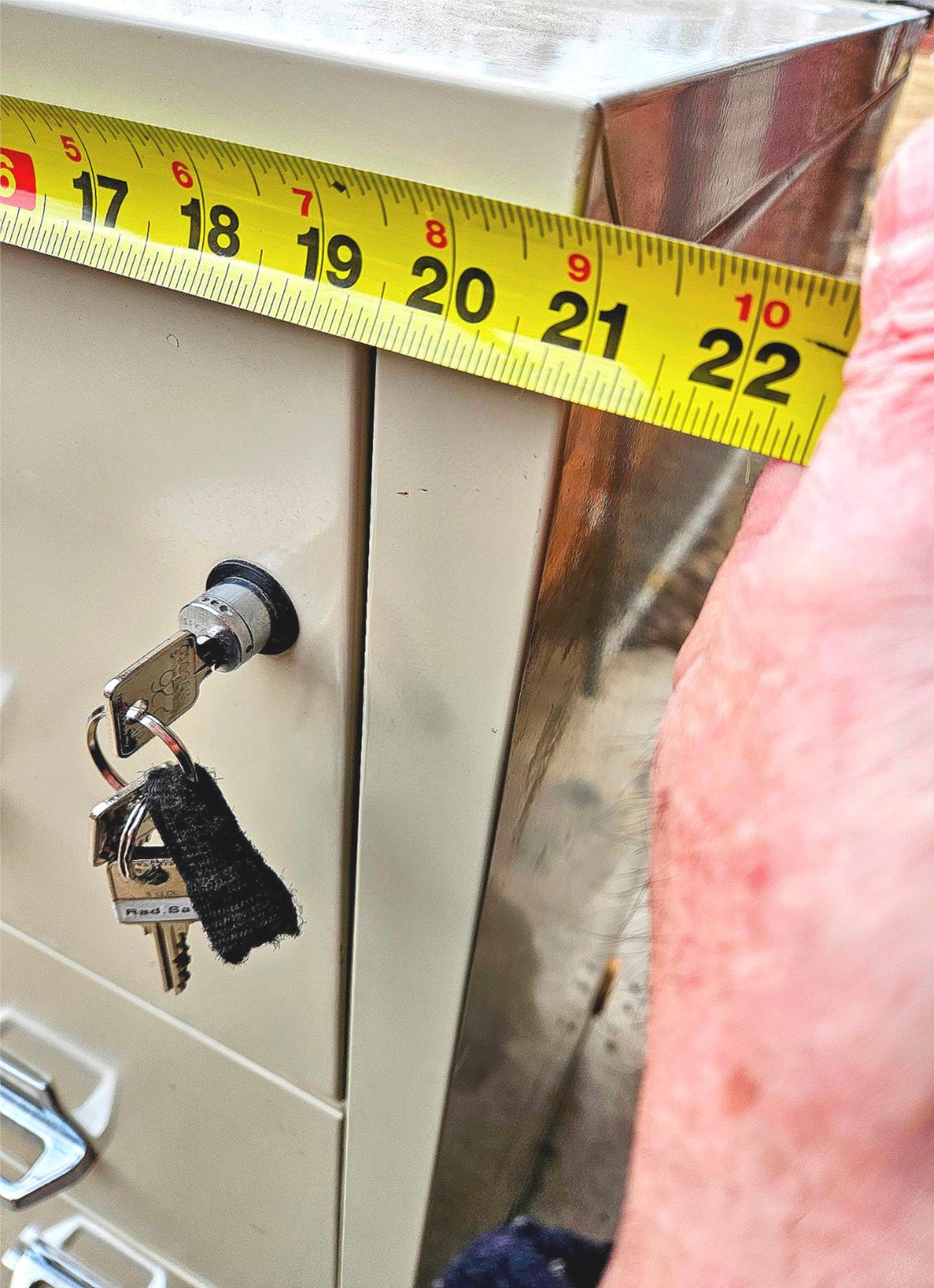 32"x22"x53" FIRE KING FIREPROOF R-3691 4 DRAWER FILE CABINET & KEYS WATCH VIDEO