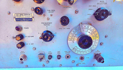 PowersOn 1955 HEWLETT PACKARD MODEL608D VHF SIGNAL GENERATOR FREESHIP WATCHVIDEO
