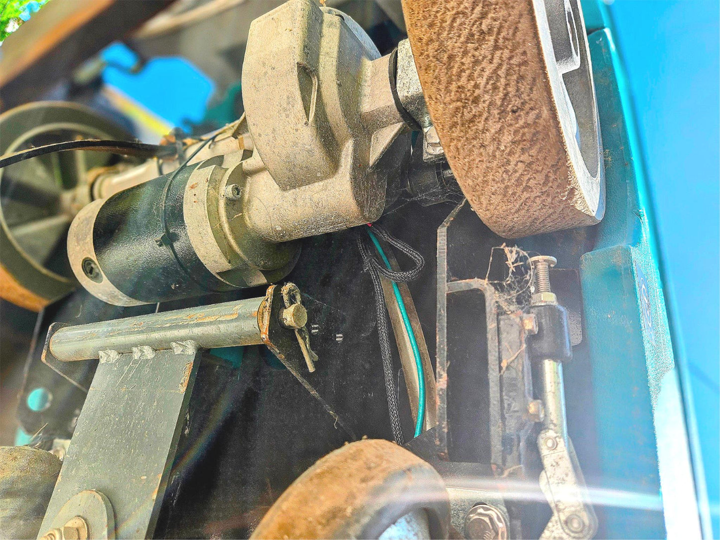 TENNANT T5 FAST WALKBEHIND BATTERY FLOOR SCRUBBER BUILT-IN CHARGER KEY FREESHIP