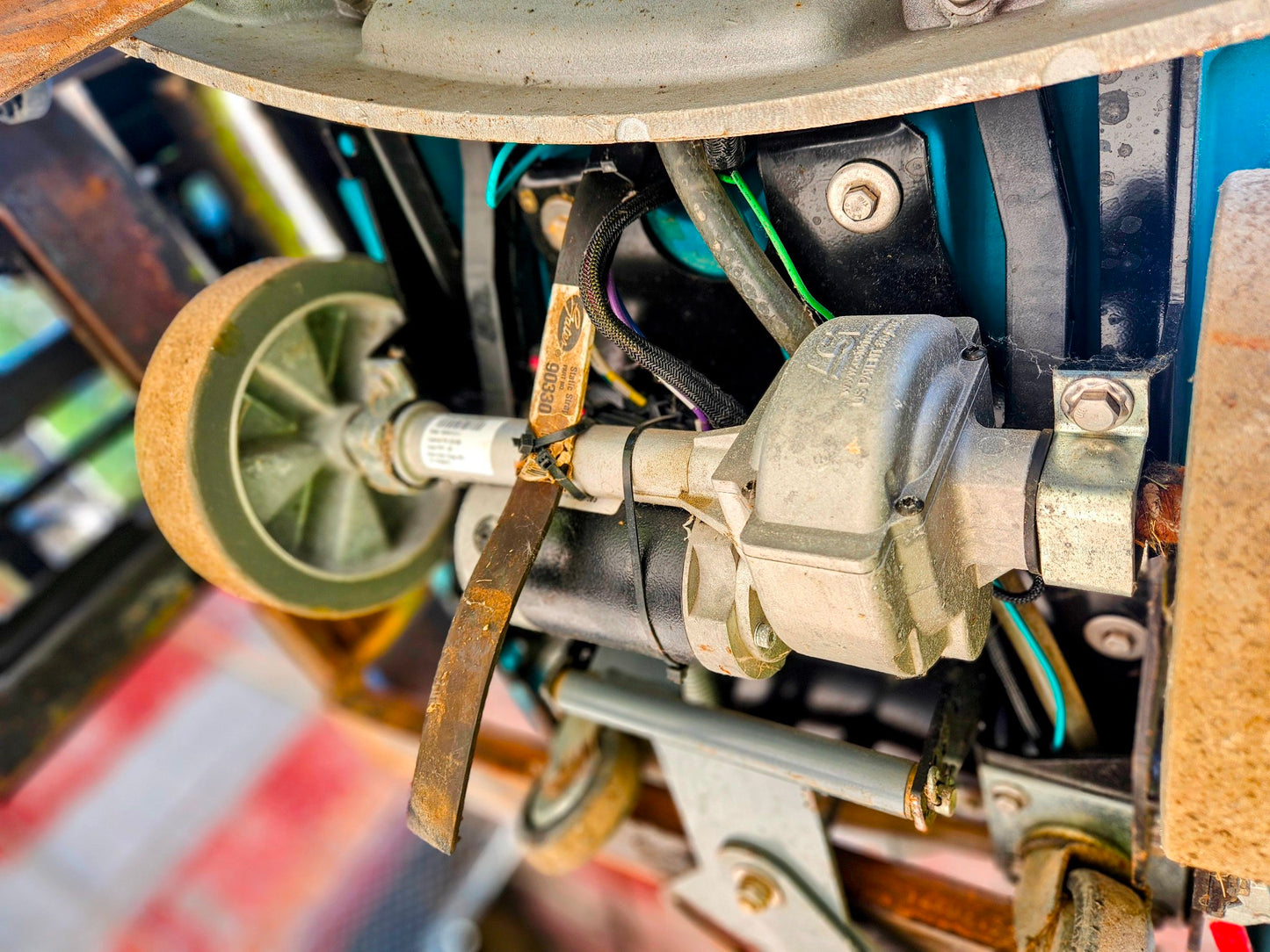 TENNANT T5 FAST WALKBEHIND BATTERY FLOOR SCRUBBER BUILT-IN CHARGER KEY FREESHIP