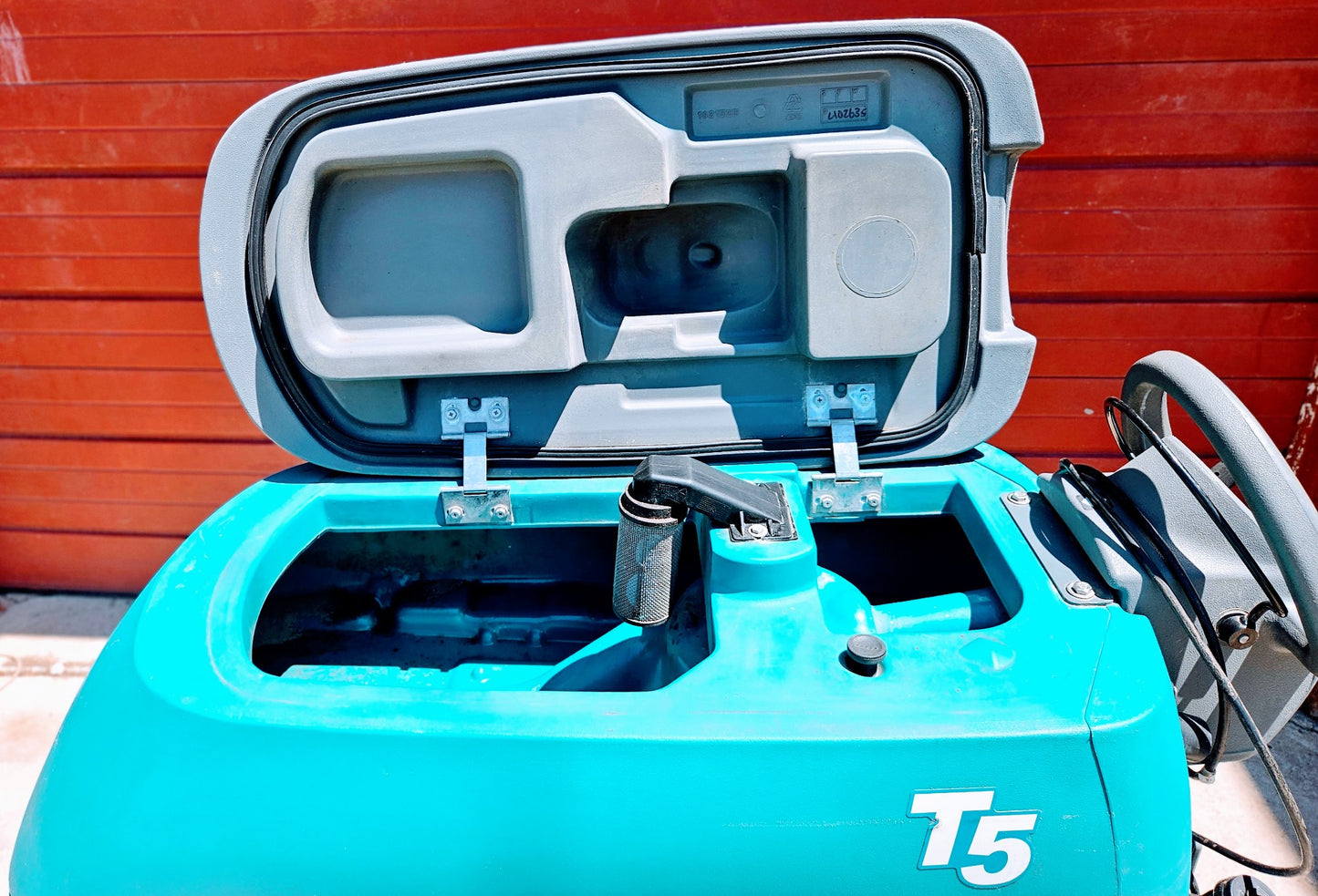 TENNANT T5 FAST WALKBEHIND BATTERY FLOOR SCRUBBER BUILT-IN CHARGER KEY FREESHIP