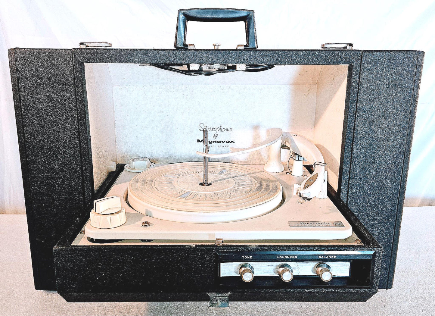 100% MAGNAVOX STEREOPHONIC MICROMATIC PORTABL TURNTABLE RECORD PLAYER WATCHVIDEO
