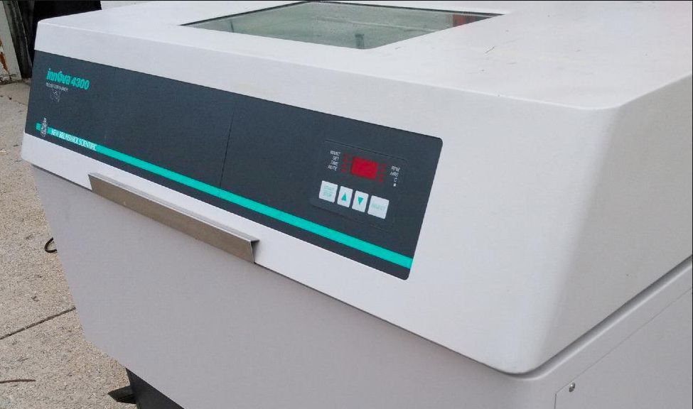 NEW BRUNSWICK EPPENDORF INNOVA 4300 SHAKER LARGE CAPACIT DIGITAL FLOOR INCUBATOR