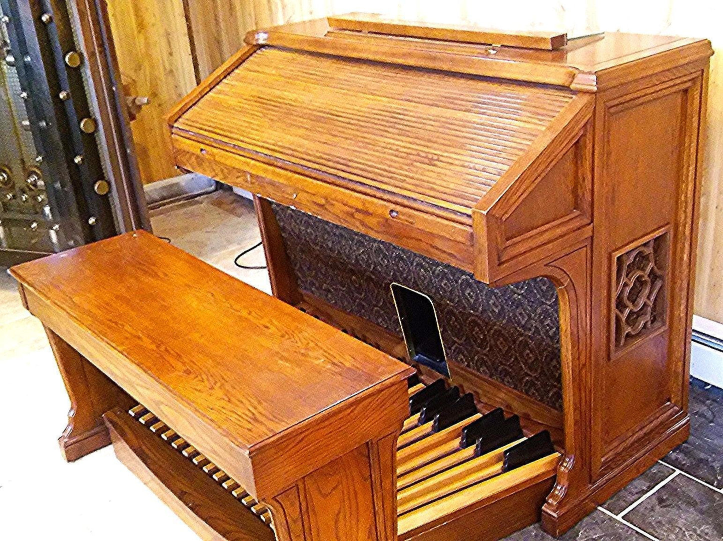 HAMMOND 820 ORGAN with ORIGINAL BENCH & MANUAL WATCH VIDEO OF THIS UNIT WORKING