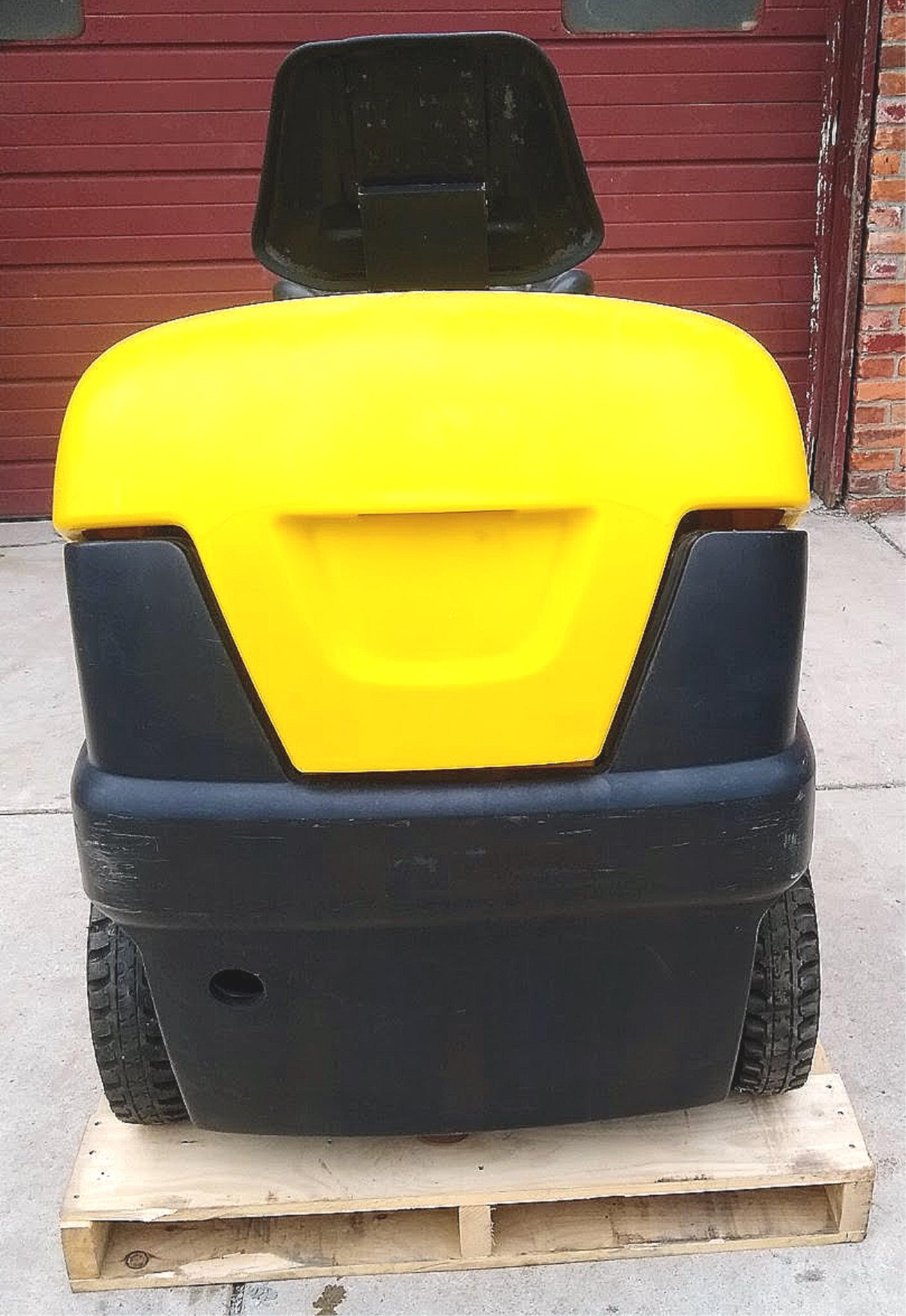 KARCHER KM 100 / 100R RIDE ON SWEEPER with CHARGER & NO BATTERIES FREE SHIPPING