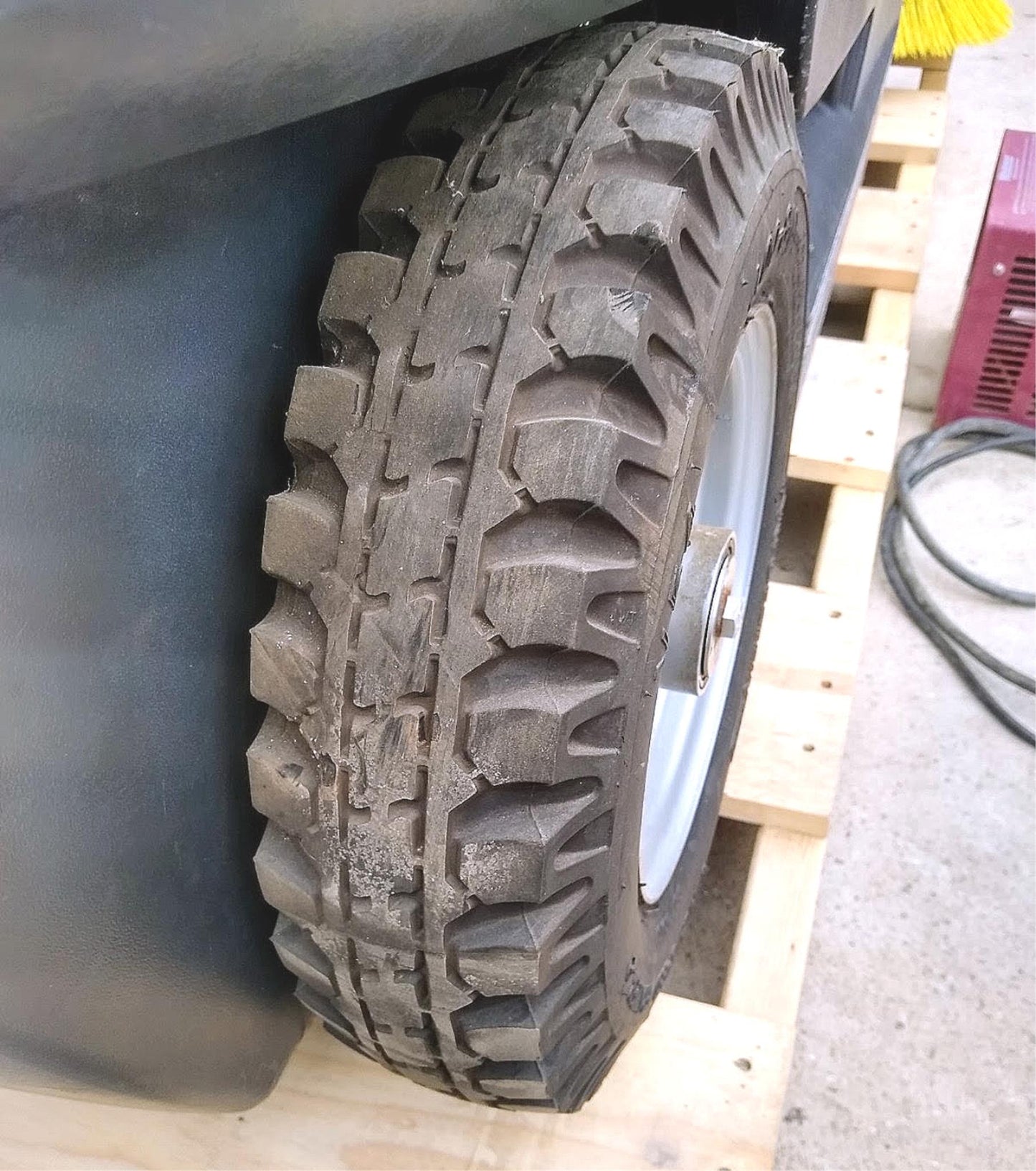 KARCHER KM 100 / 100R RIDE ON SWEEPER with CHARGER & NO BATTERIES FREE SHIPPING