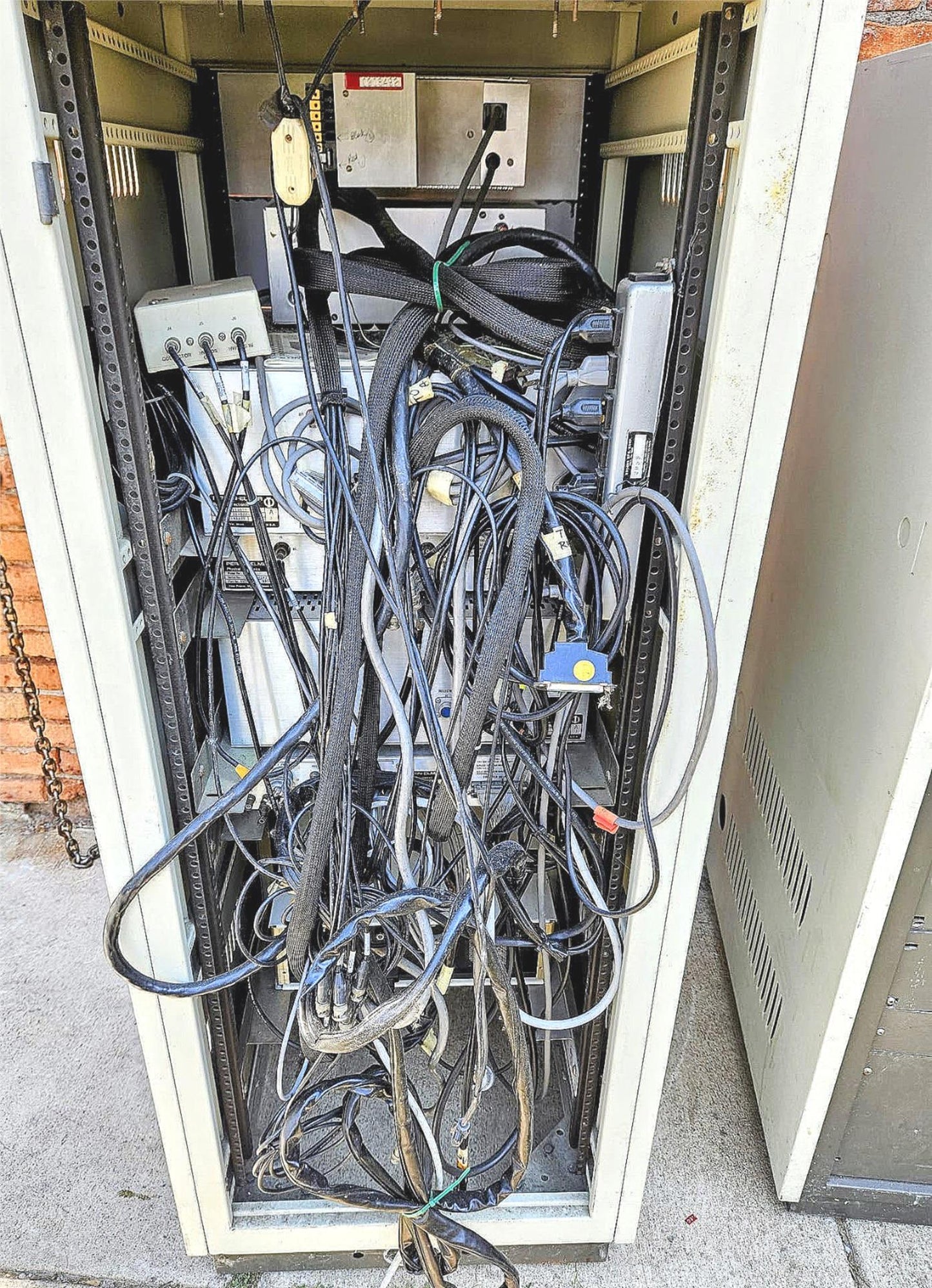 PERKIN-ELMER ULTRA HIGH VACUUM 32-100 / 11-010 ION ELECTRON CHROMATOGRAPH SYSTEM