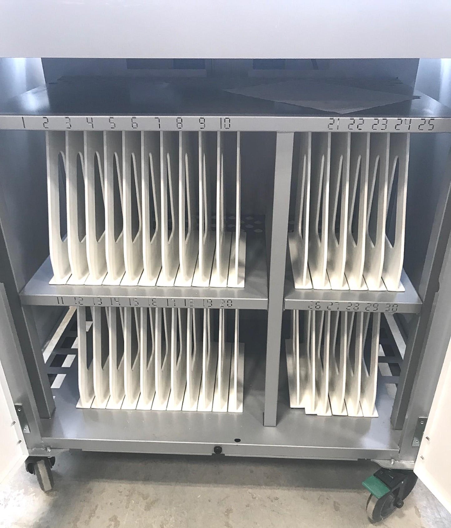 BRETFORD TX323LL/A 30 LAPTOP CHARGING CABINET CART COMPLETE WITH CABLES FREESHIP