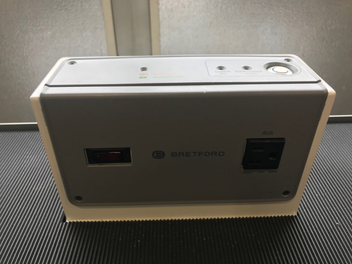 BRETFORD TX323LL/A 30 LAPTOP CHARGING CABINET CART COMPLETE WITH CABLES FREESHIP