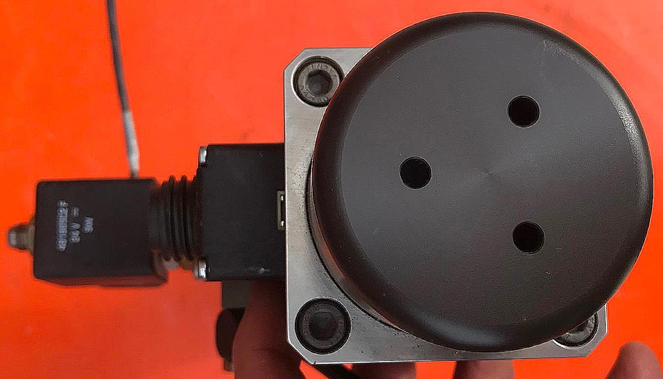 VAT 01032-CE41-0001/0053 1 1/2" PNEUMATIC ACTUATED MINI UHV GATE VALVE FREE SHIP