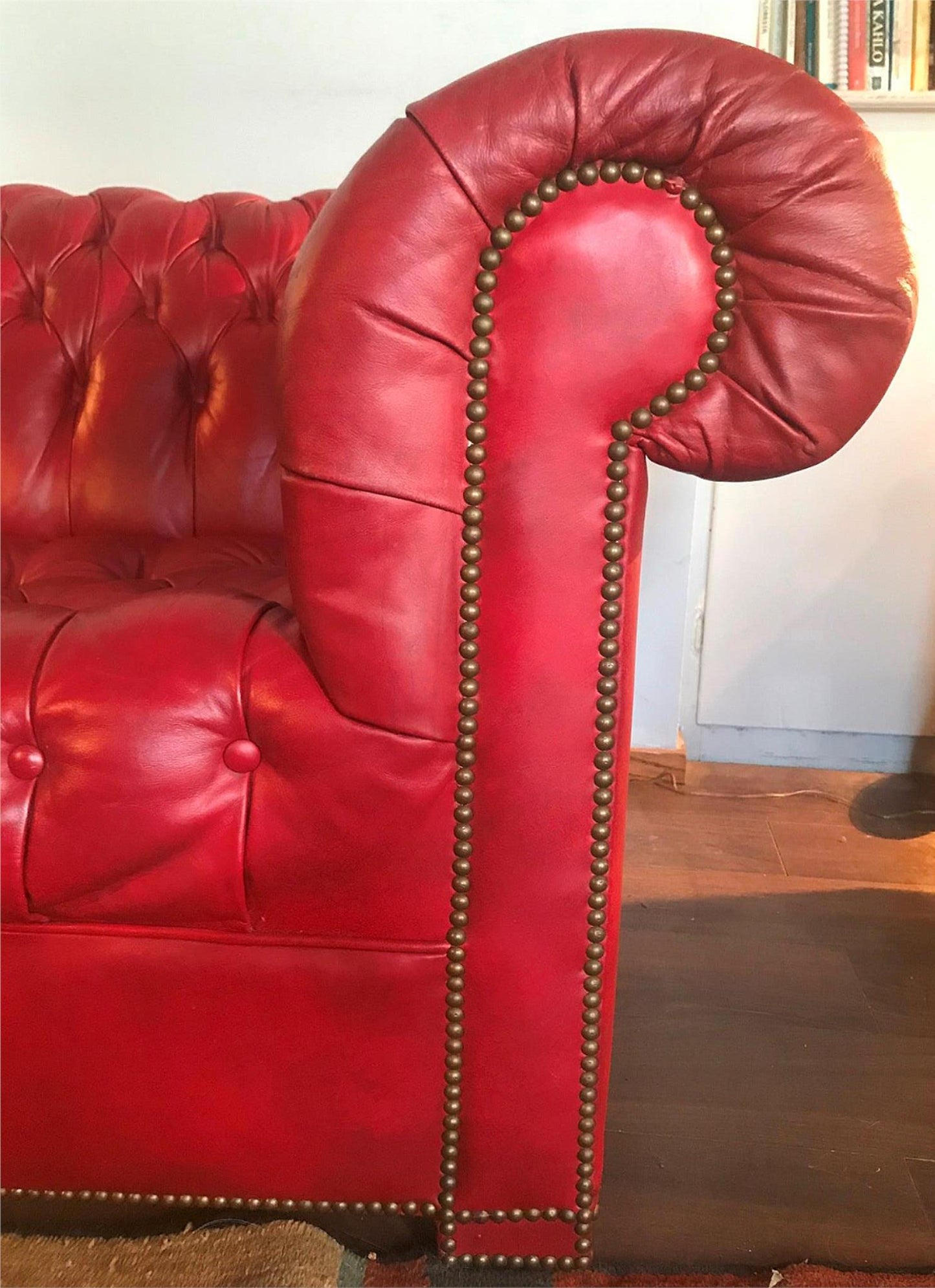 WONDERFUL CLASSIC CHESTERFIELD RED TUFTED LEATHER SOFA NO RIPS NO TEARS FREESHIP