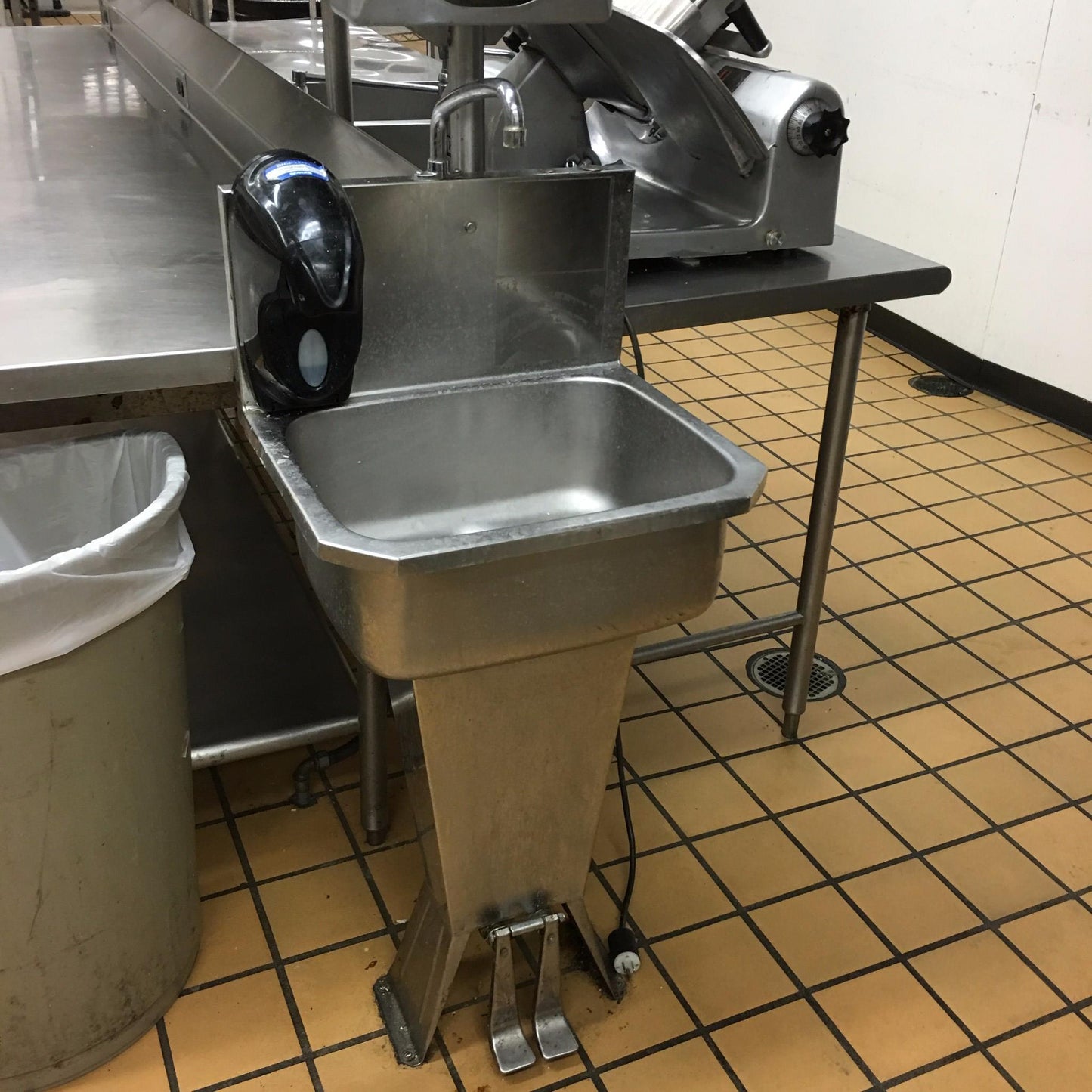 COLUMBIA 501 HANDS FREE HOT COLD FOOT OPERATED KITCHEN RESTAURANT SINK FREE SHIP