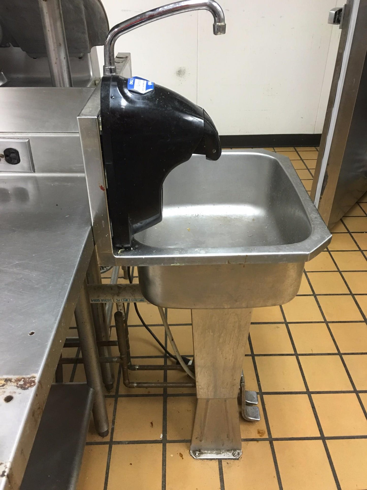 COLUMBIA 501 HANDS FREE HOT COLD FOOT OPERATED KITCHEN RESTAURANT SINK FREE SHIP
