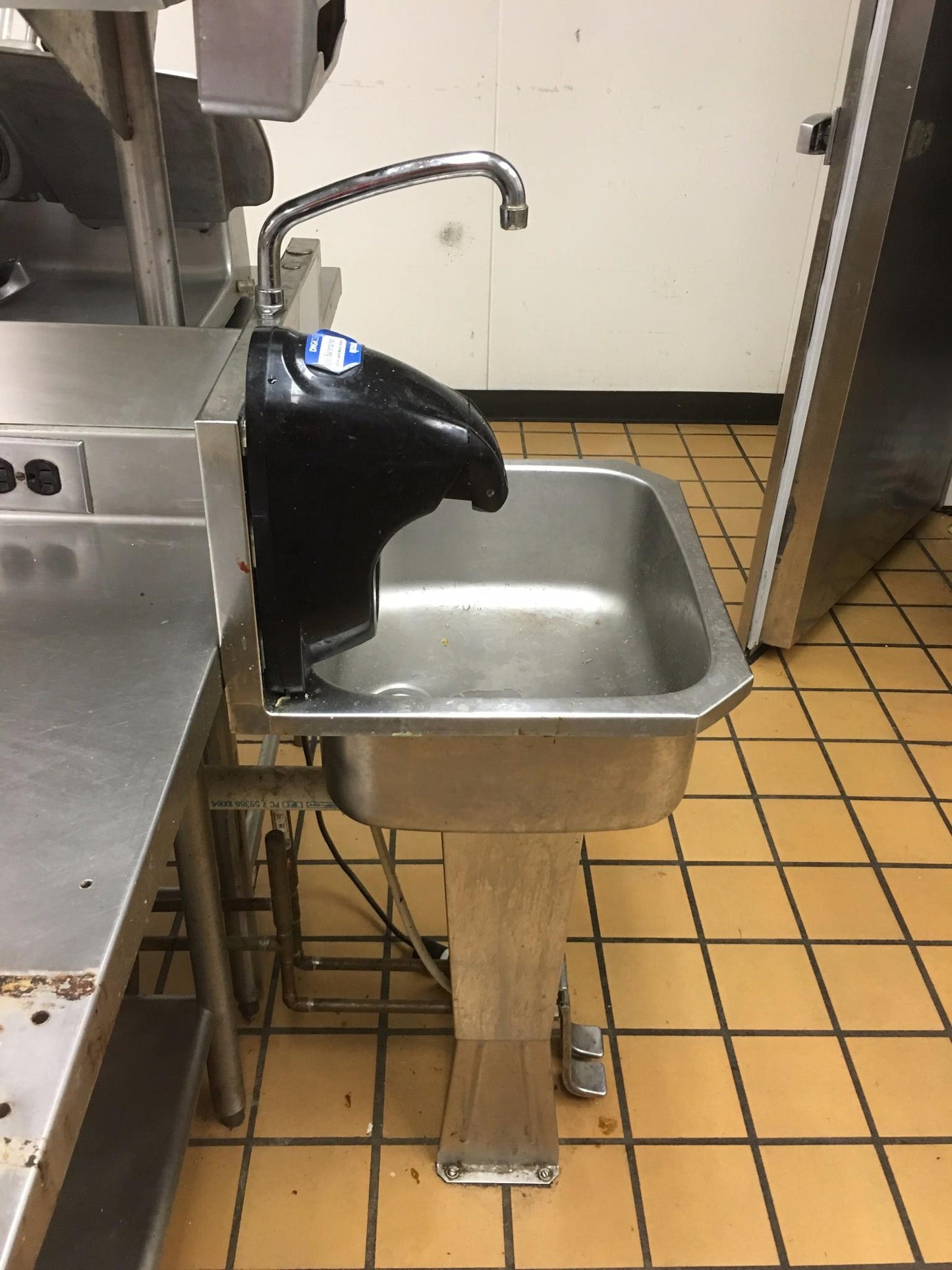 COLUMBIA 501 HANDS FREE HOT COLD FOOT OPERATED KITCHEN RESTAURANT SINK FREE SHIP