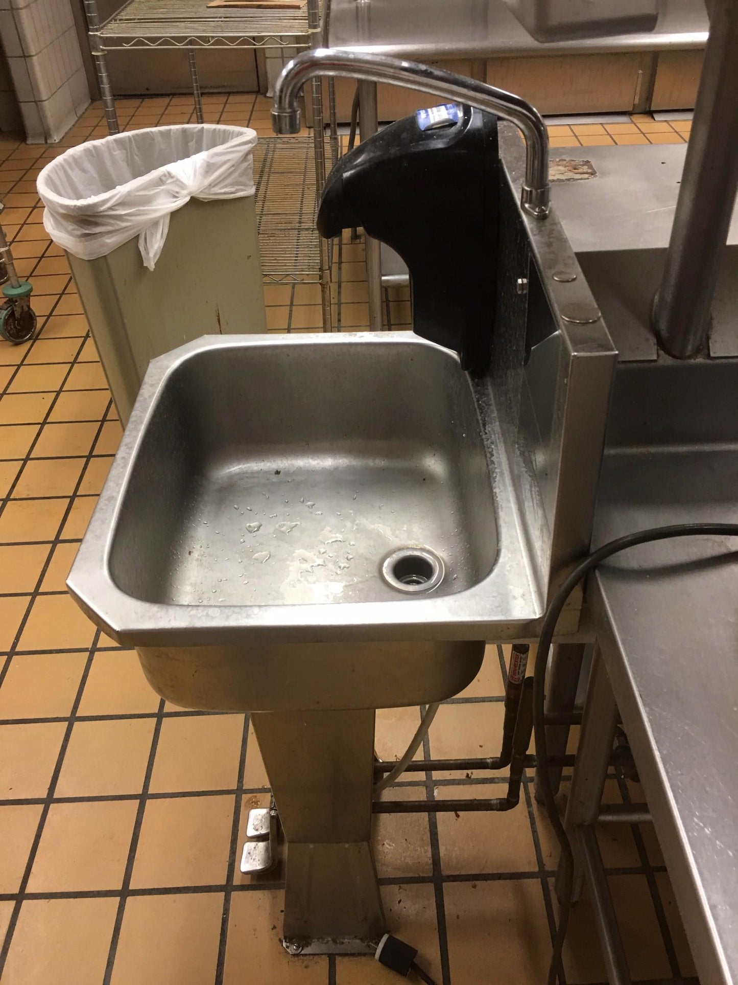 COLUMBIA 501 HANDS FREE HOT COLD FOOT OPERATED KITCHEN RESTAURANT SINK FREE SHIP