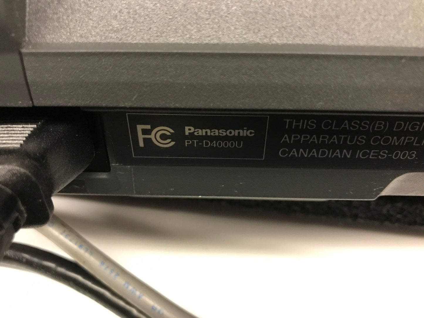 PANASONIC PT-D4000U DLP PROJECTOR XGA1600:1 4000LUMEN DualLamp DVI/HD15 FREESHIP