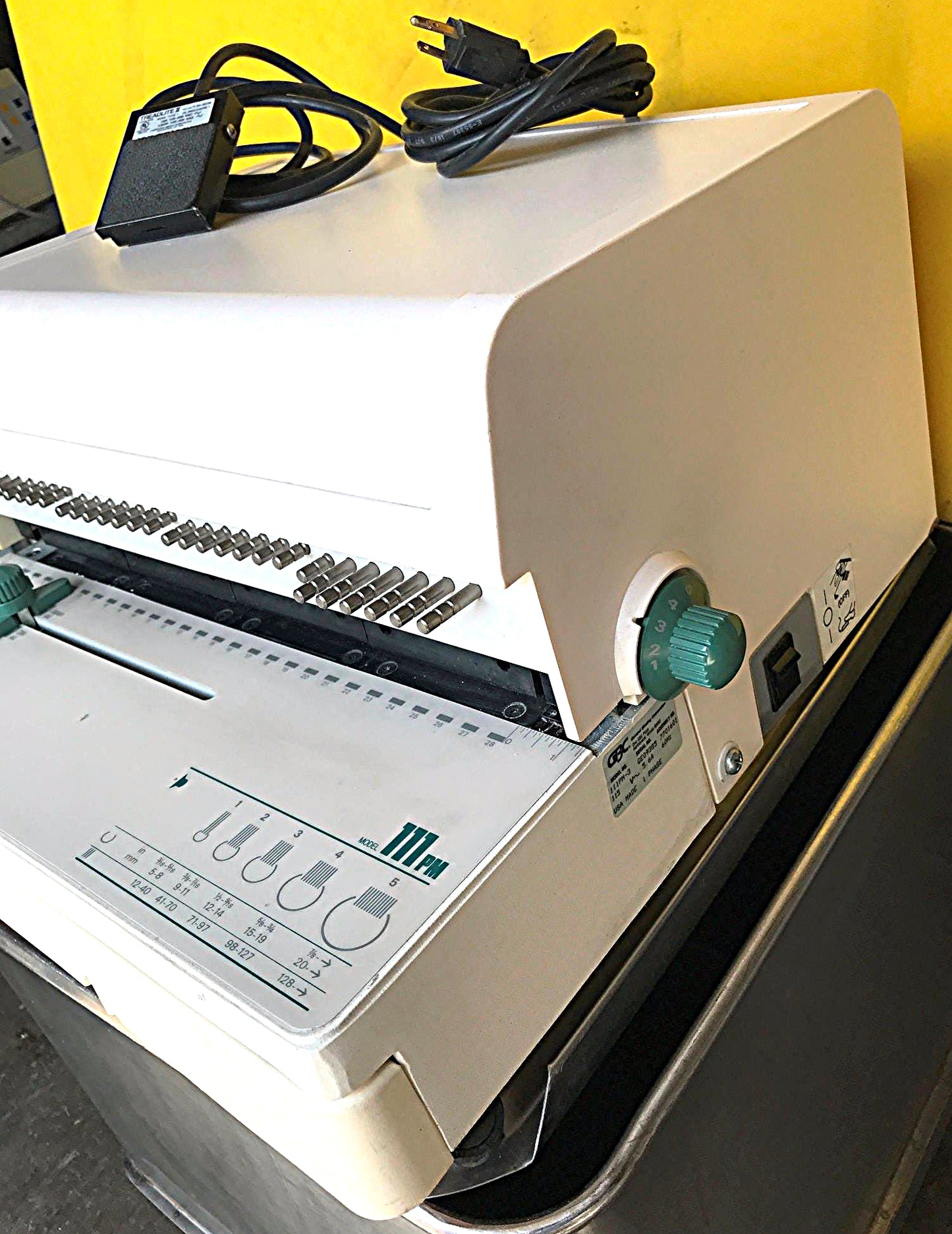 GBC 111PM-3 Electric Paper Punch SquareHole WorksPerfectly WATCH VIDEO FREE SHIP