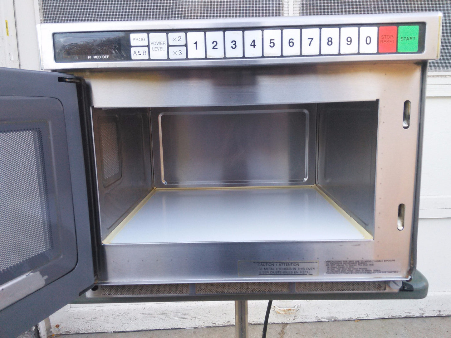 PANASONIC NE-1258R COMMERCIAL MICROWAVE 1200 Watts 60 Programmable Memory Pads