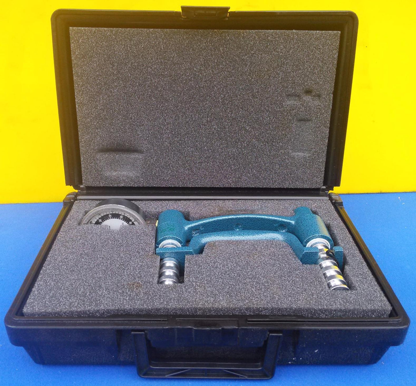 BASELINE HYDRAULIC HAND DYNAMOMETER 200lb GRIP STRENGTH TEST TOOL w CASE