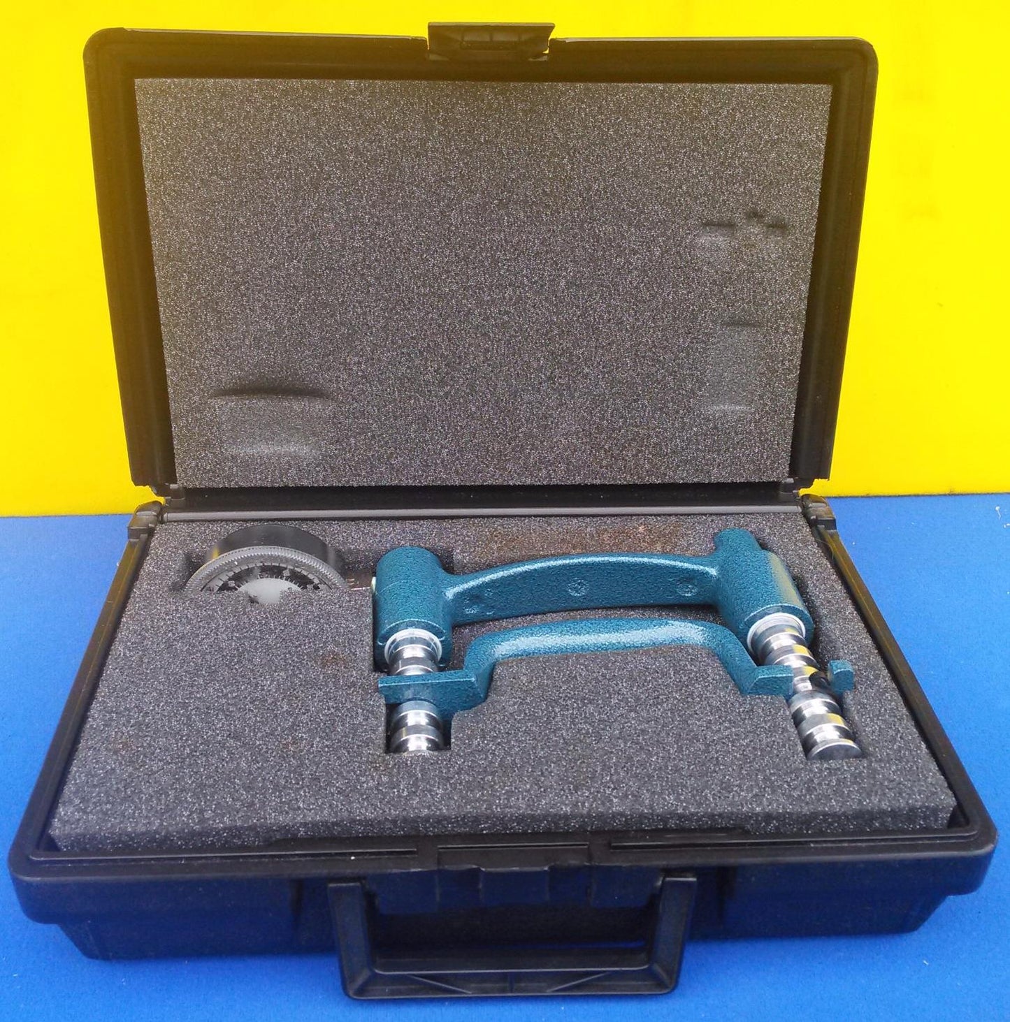 BASELINE HYDRAULIC HAND DYNAMOMETER 200lb GRIP STRENGTH TEST TOOL w CASE