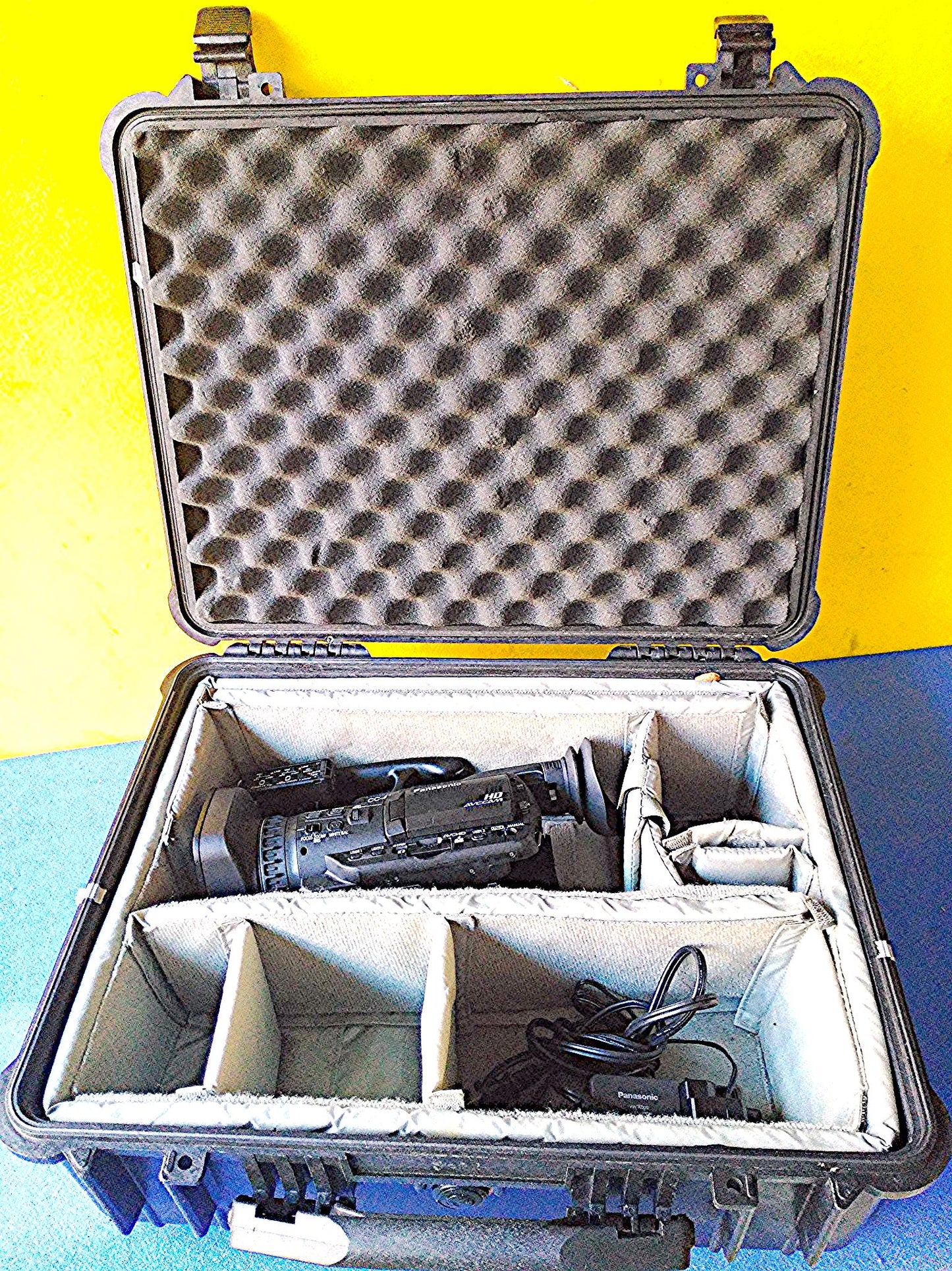 Panasonic AVCCAM AG‑HMC40 3.05 MP Professional HD Camcorder ‑ 1080p Camera HMC40