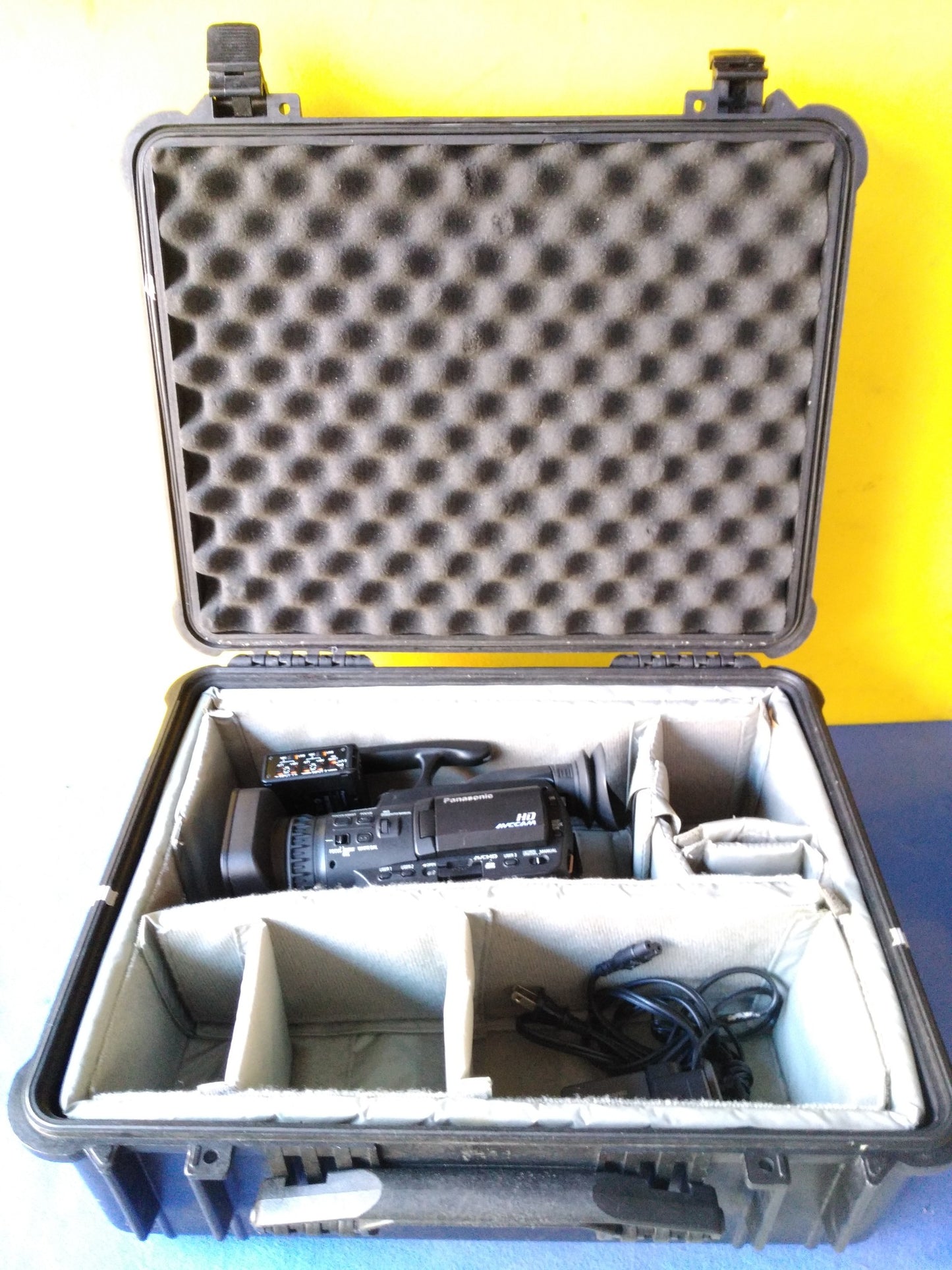 Panasonic AG‑HMC40 3.05 MP Professional HD Camcorder 1080p Camera HMC40 12x Opti