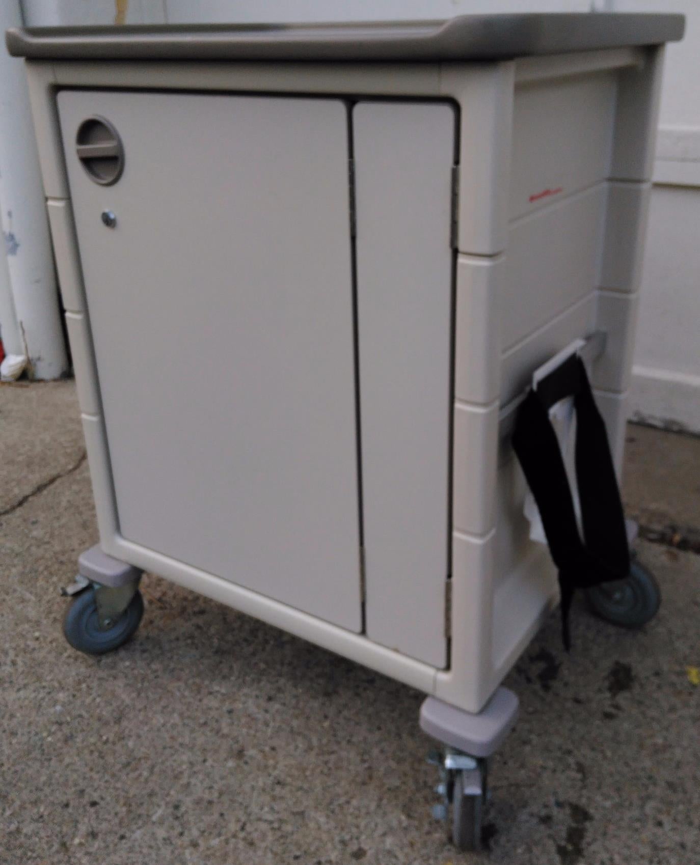 HERMAN MILLER MEDICAL LAB CART LOCK ON WHEELS SEALED DOOR Hospital Veterinary