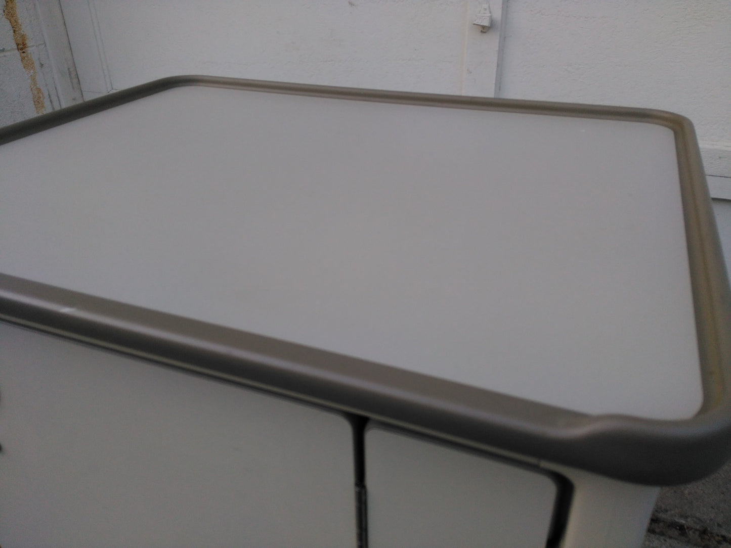 HERMAN MILLER MEDICAL LAB CART LOCK ON WHEELS SEALED DOOR Hospital Veterinary