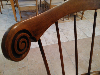 BEAUTIFUL PAIR VINTAGE WINDSOR MAPLE CHAIR SPINDLE CHAIRS CHARLOTTE FURNITURE Co