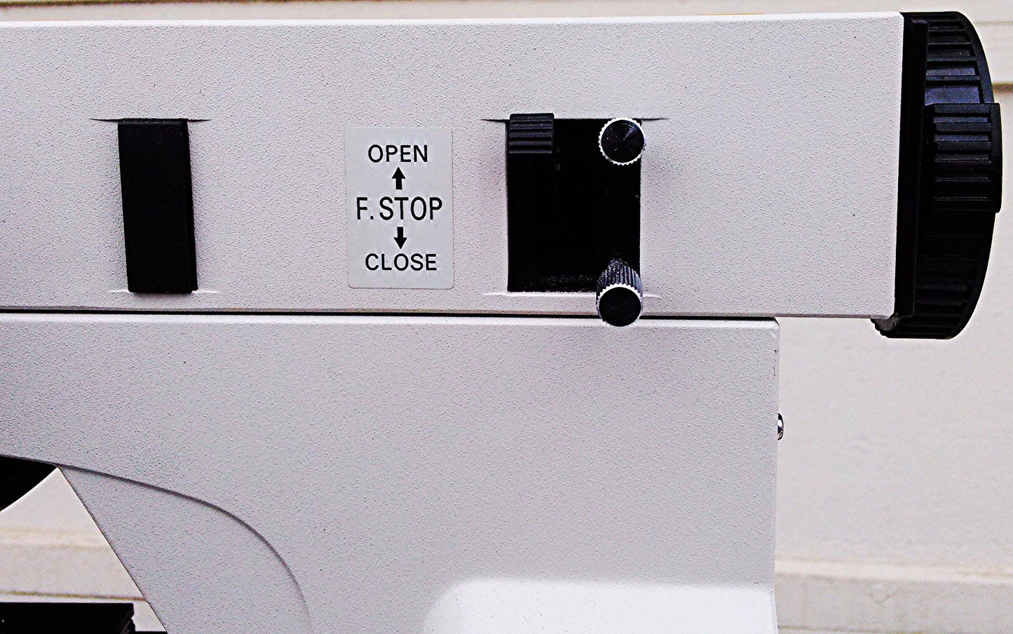 NIKON ECLIPSE E400 MICROSCOPE POWERS UP FINE NOT COMPLETE FOR PARTS AS IS