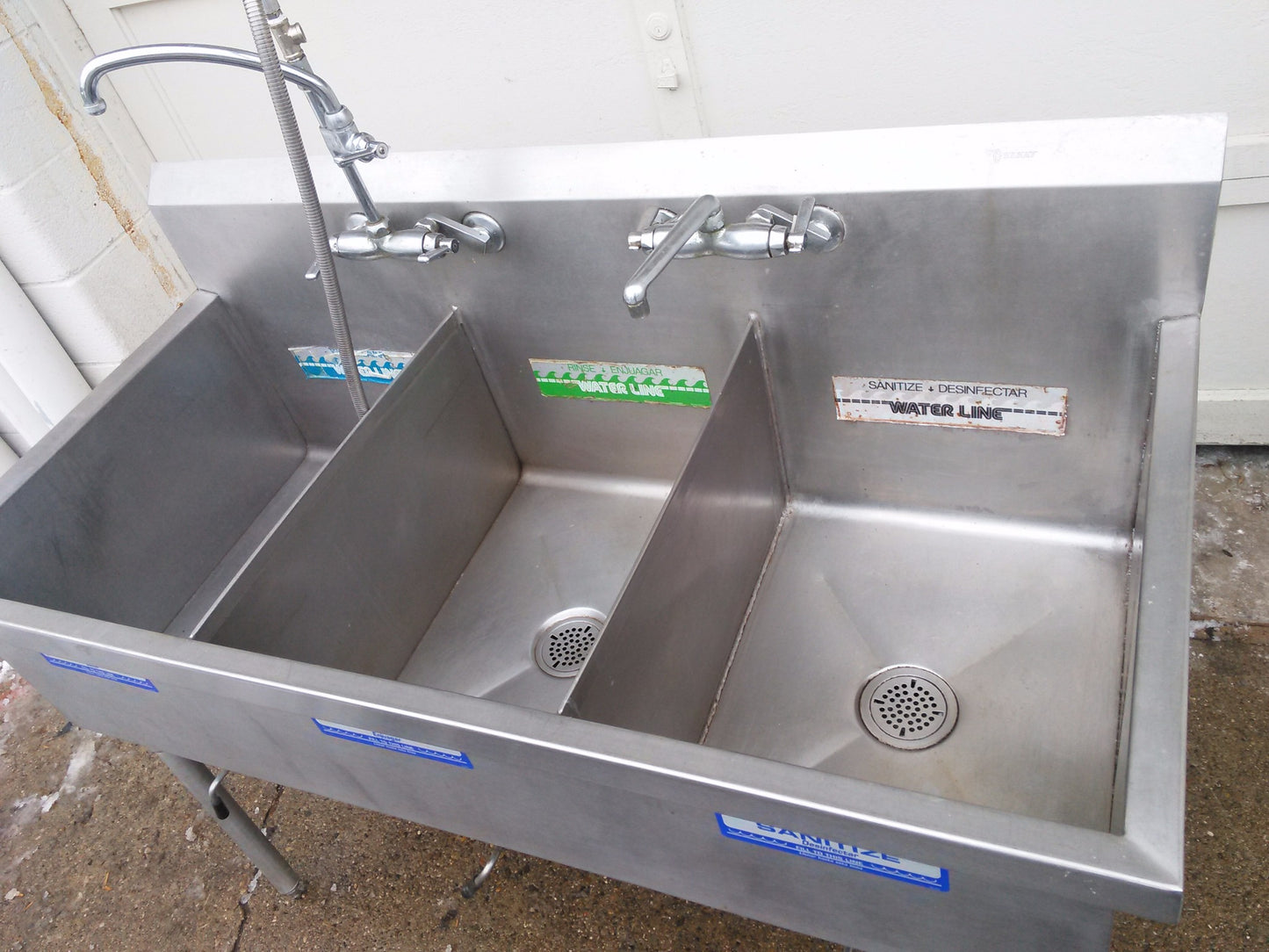 ELKAY 3 BOWL WASH RINSE SANITIZE STEEL COMMERCIALSINK 57w X 27.5d X 36"h FAUCET