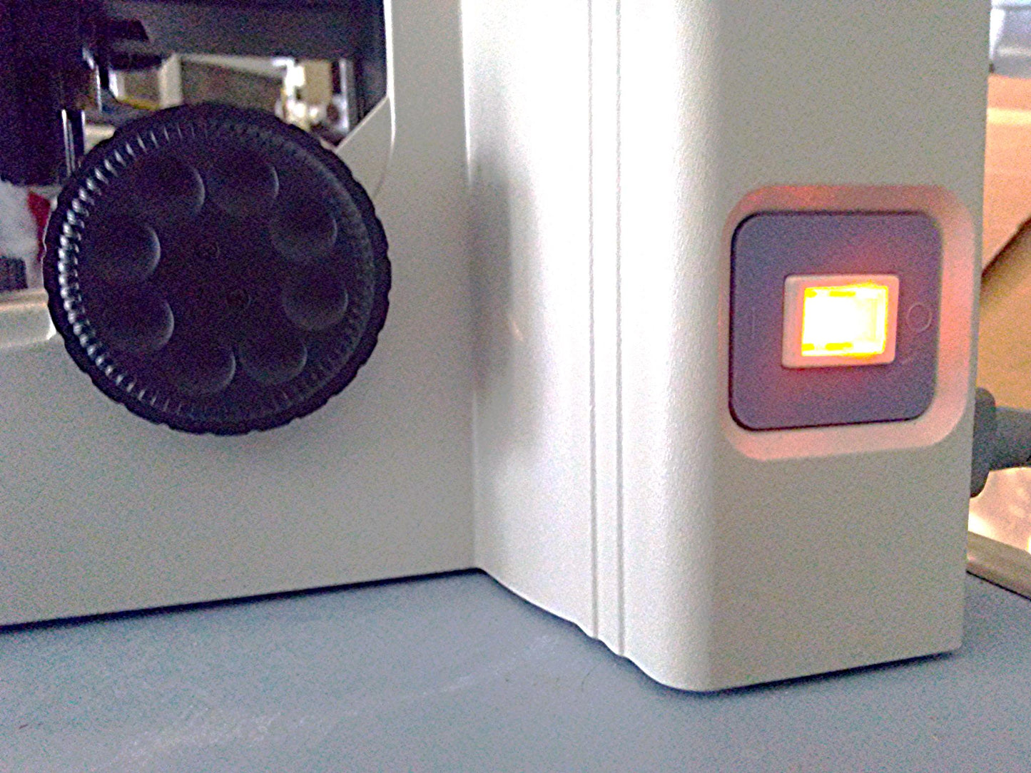 NIKON ECLIPSE E400 MICROSCOPE POWERS UP FINE NOT COMPLETE FOR PARTS AS IS