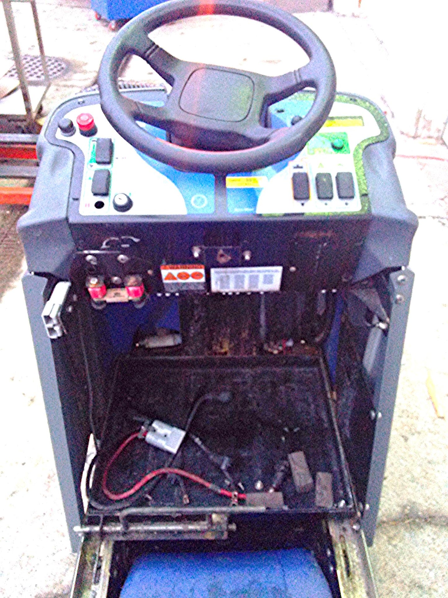 TENNANT CSX24 WINDSOR CHARIOT 24 RIDE ON FLOOR iSCRUB AUTO SCRUBBER WATCH VIDEO