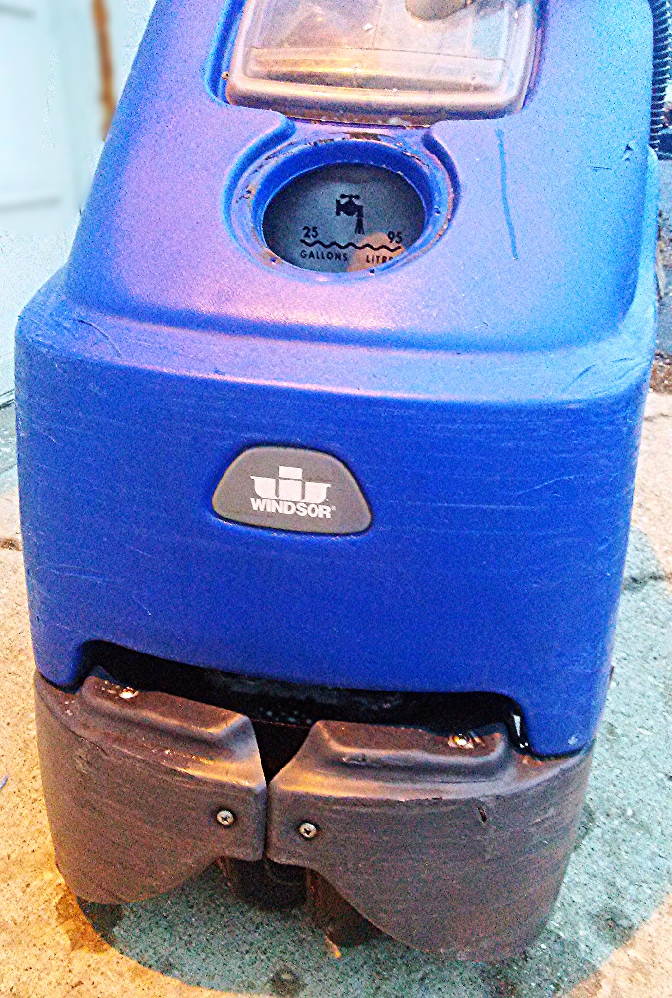 TENNANT CSX24 WINDSOR CHARIOT 24 RIDE ON FLOOR iSCRUB AUTO SCRUBBER WATCH VIDEO