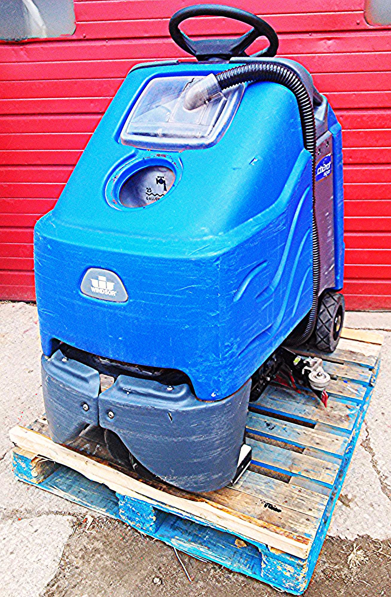 TENNANT CSX24 WINDSOR CHARIOT 24 RIDE ON FLOOR iSCRUB AUTO SCRUBBER WATCH VIDEO