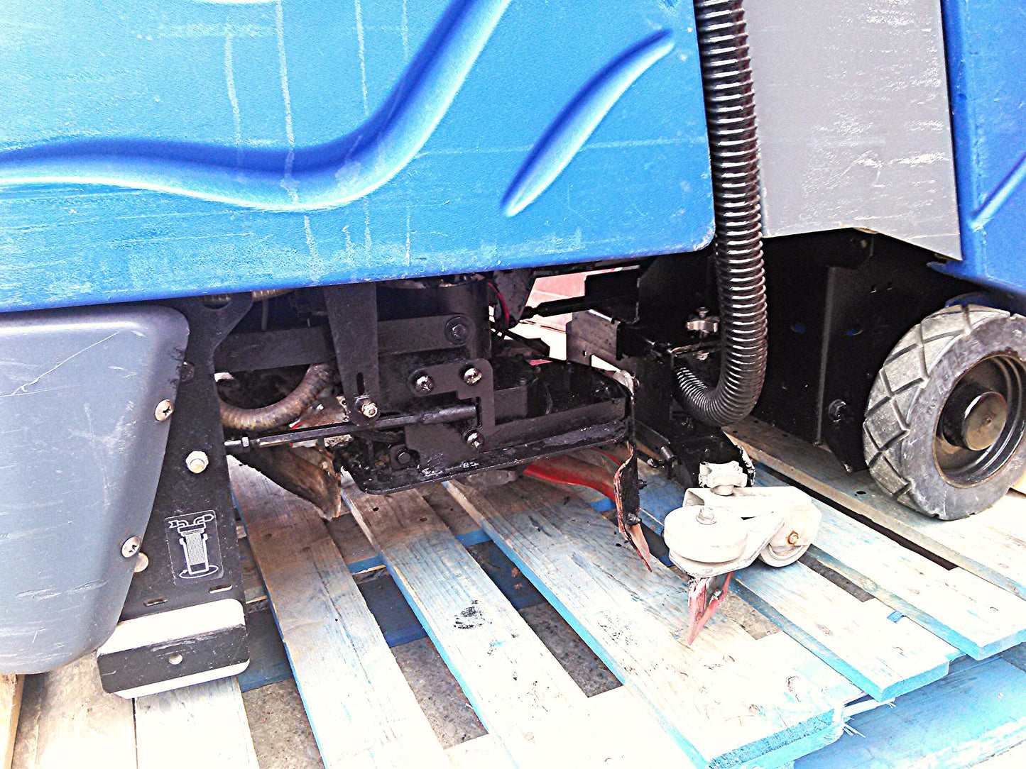 TENNANT CSX24 WINDSOR CHARIOT 24 RIDE ON FLOOR iSCRUB AUTO SCRUBBER WATCH VIDEO