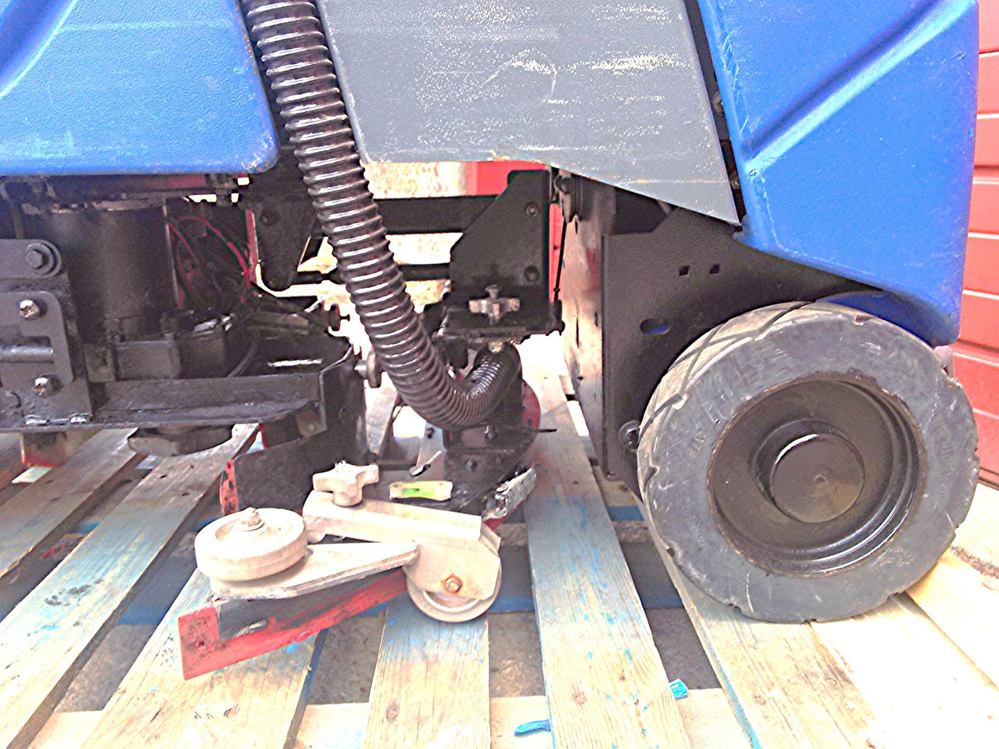 TENNANT CSX24 WINDSOR CHARIOT 24 RIDE ON FLOOR iSCRUB AUTO SCRUBBER WATCH VIDEO