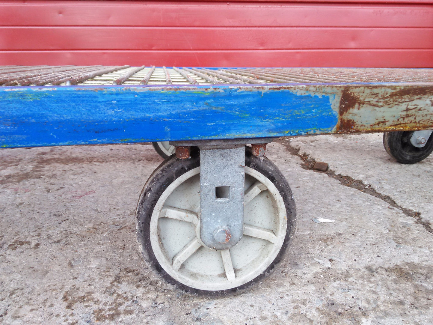 HEAVY DUTY LONG CART MESH & CASTERS 60" long x 32" wide