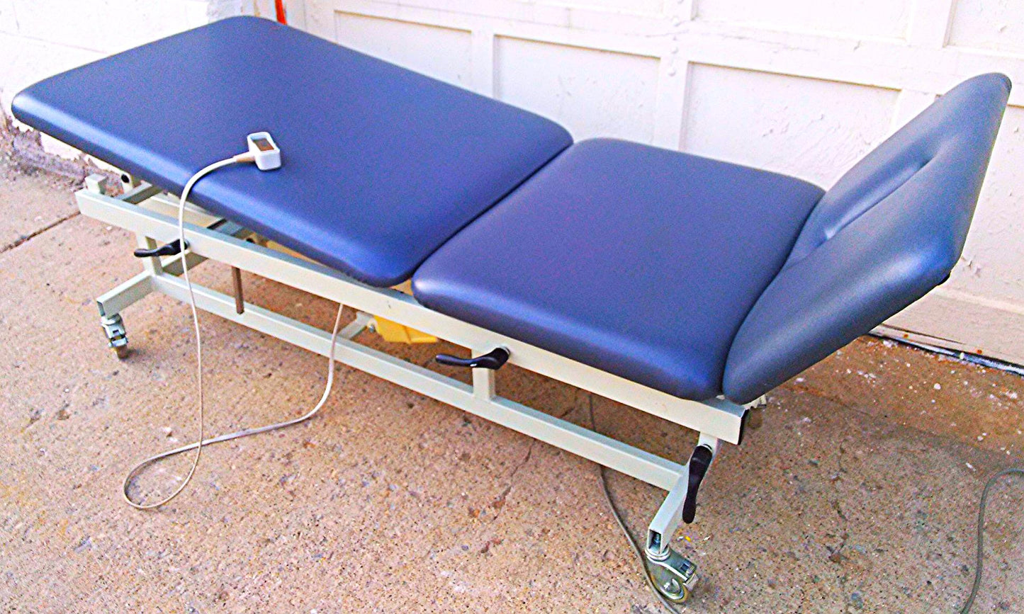 TRITON TRE-DH3 PATIENT POWER ELEVATION MANIPULATION HI-LO TABLE w REMOTE CONTROL