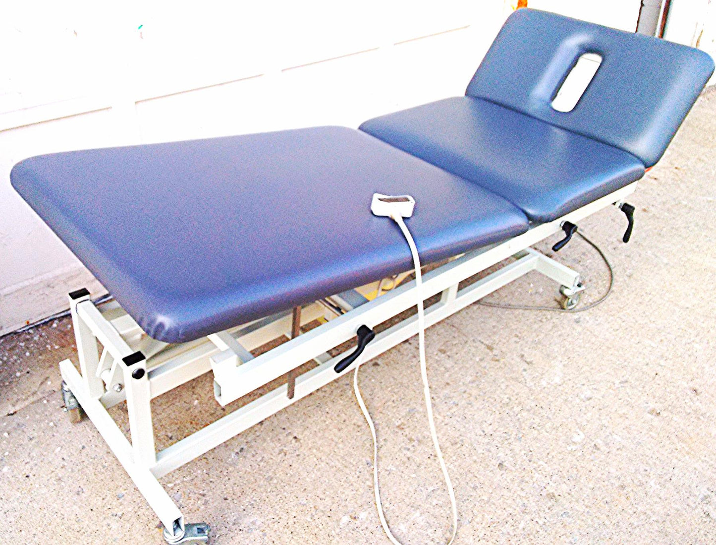 TRITON TRE-DH3 PATIENT POWER ELEVATION MANIPULATION HI-LO TABLE w REMOTE CONTROL