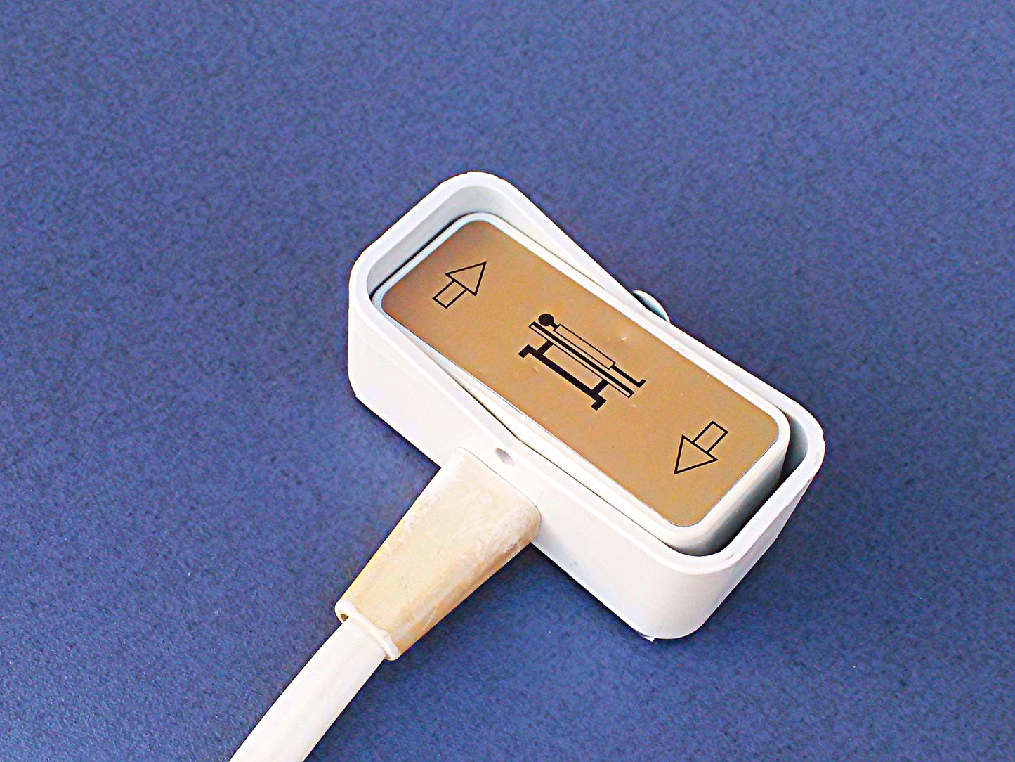 TRITON TRE-DH3 PATIENT POWER ELEVATION MANIPULATION HI-LO TABLE w REMOTE CONTROL