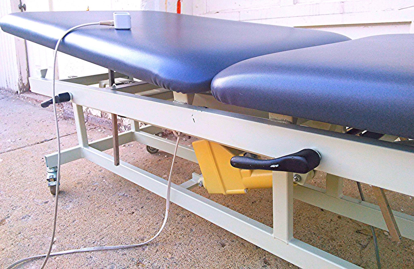 TRITON TRE-DH3 PATIENT POWER ELEVATION MANIPULATION HI-LO TABLE w REMOTE CONTROL