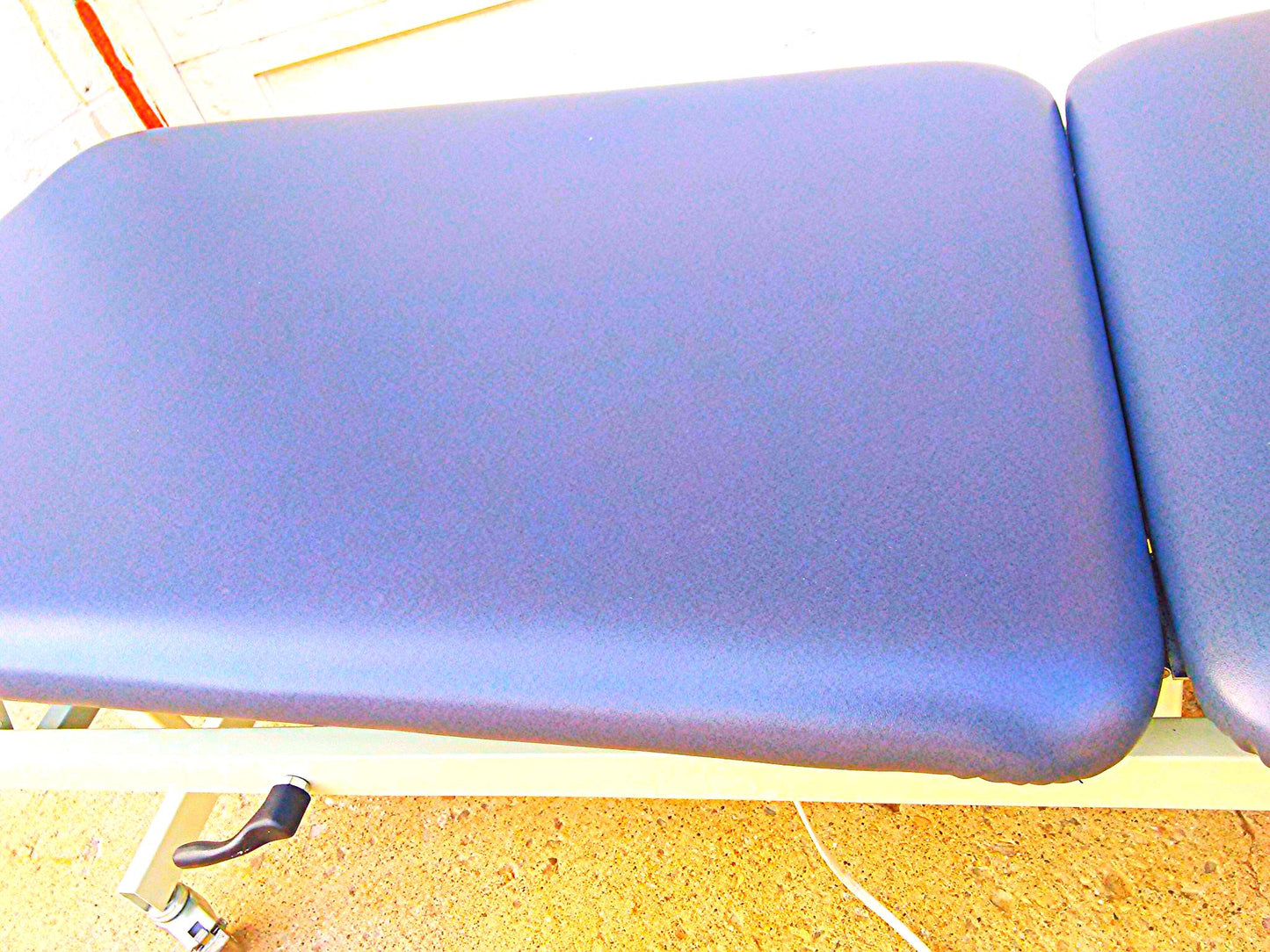 TRITON TRE-DH3 PATIENT POWER ELEVATION MANIPULATION HI-LO TABLE w REMOTE CONTROL