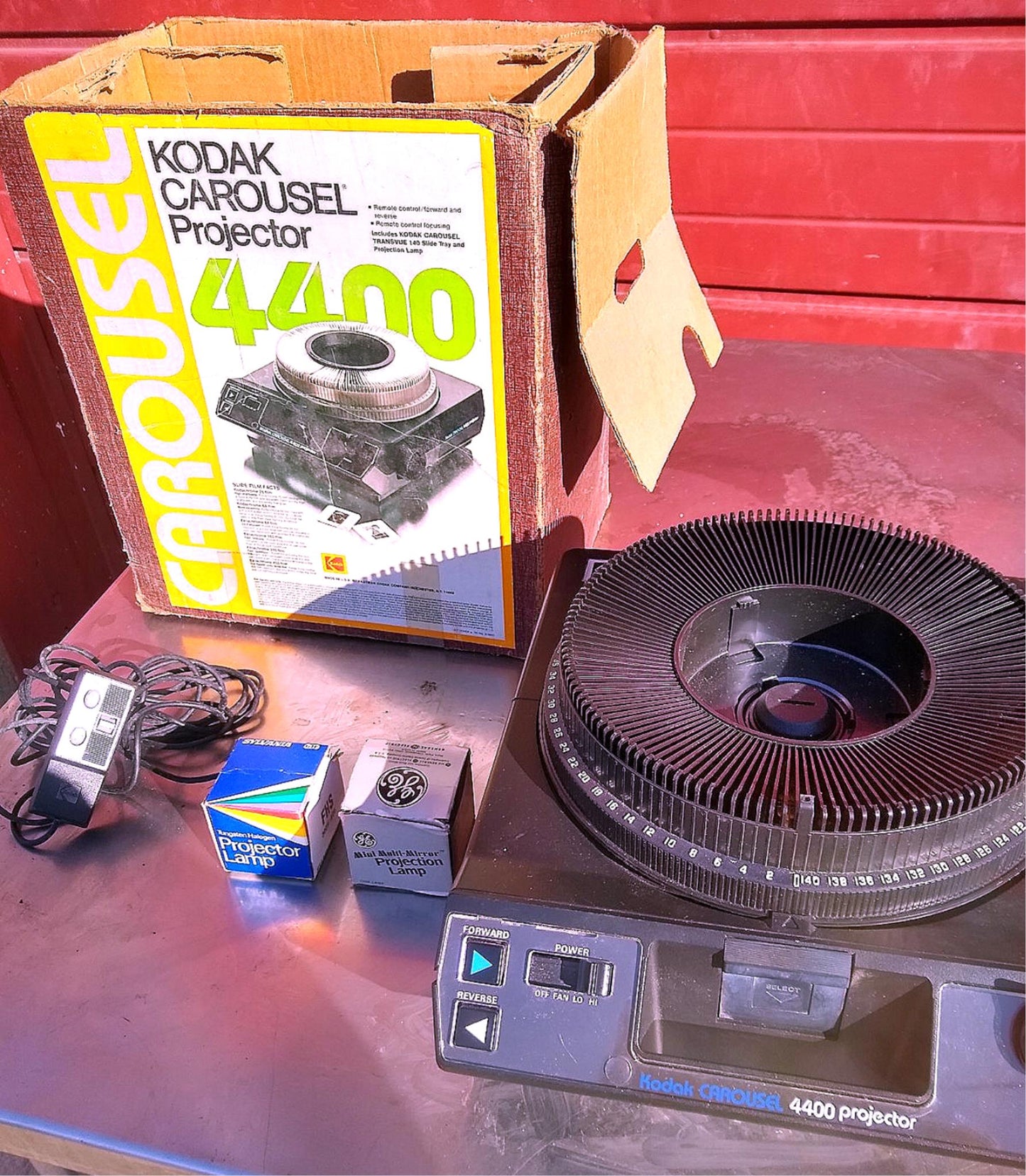 ORIGINAL KODAK 4400 CAROUSEL SLIDE PROJECTOR w/ TRAY BOX REMOTE CONTROL FREESHIP