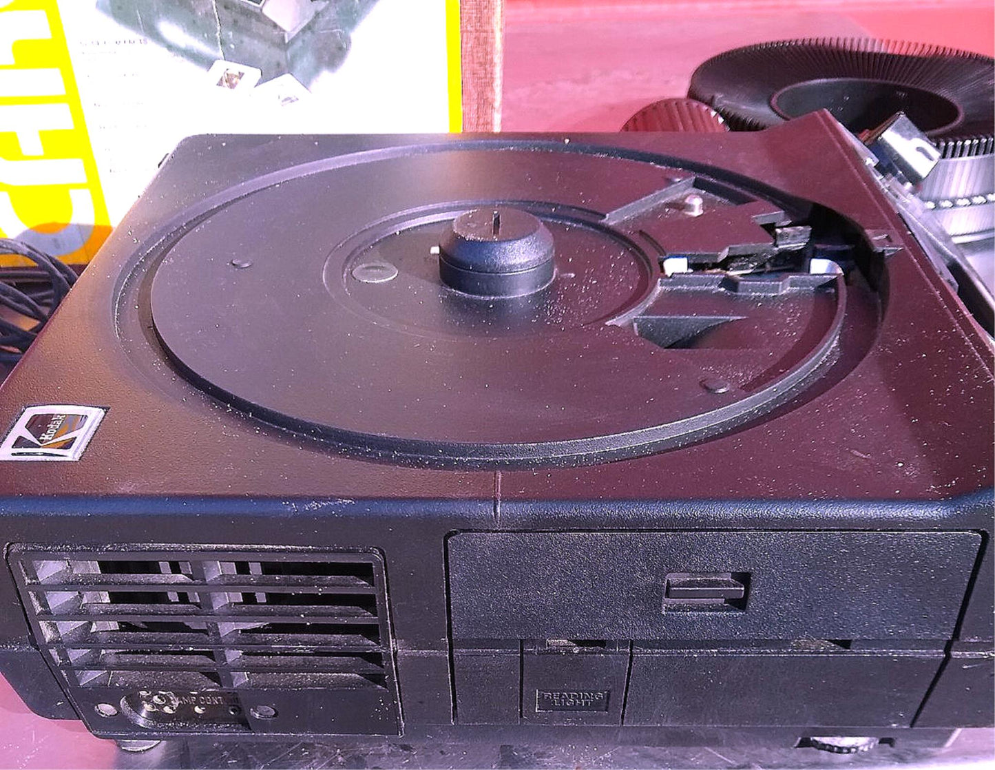 ORIGINAL KODAK 4400 CAROUSEL SLIDE PROJECTOR w/ TRAY BOX REMOTE CONTROL FREESHIP