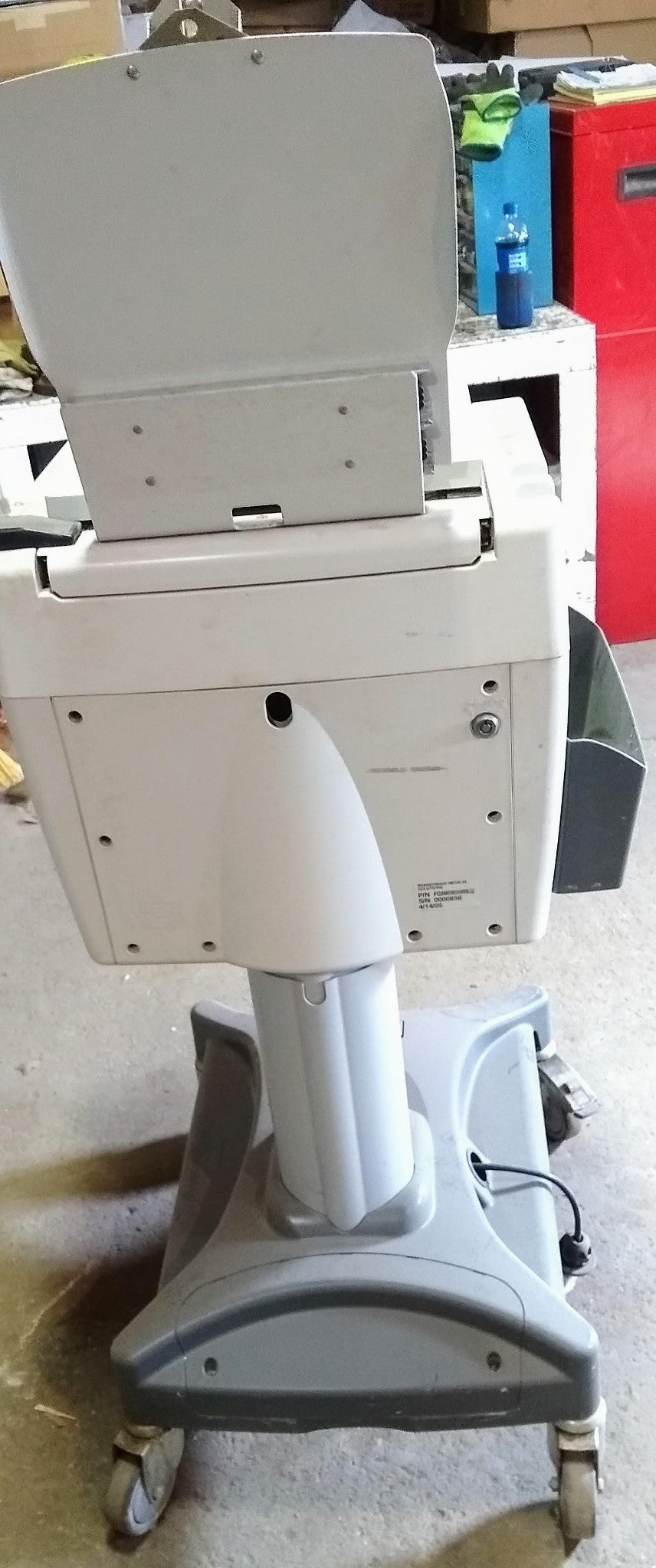 RUBBERMAID MEDICAL SOLUTIONS CART MODEL FG9M0905MBLU CART